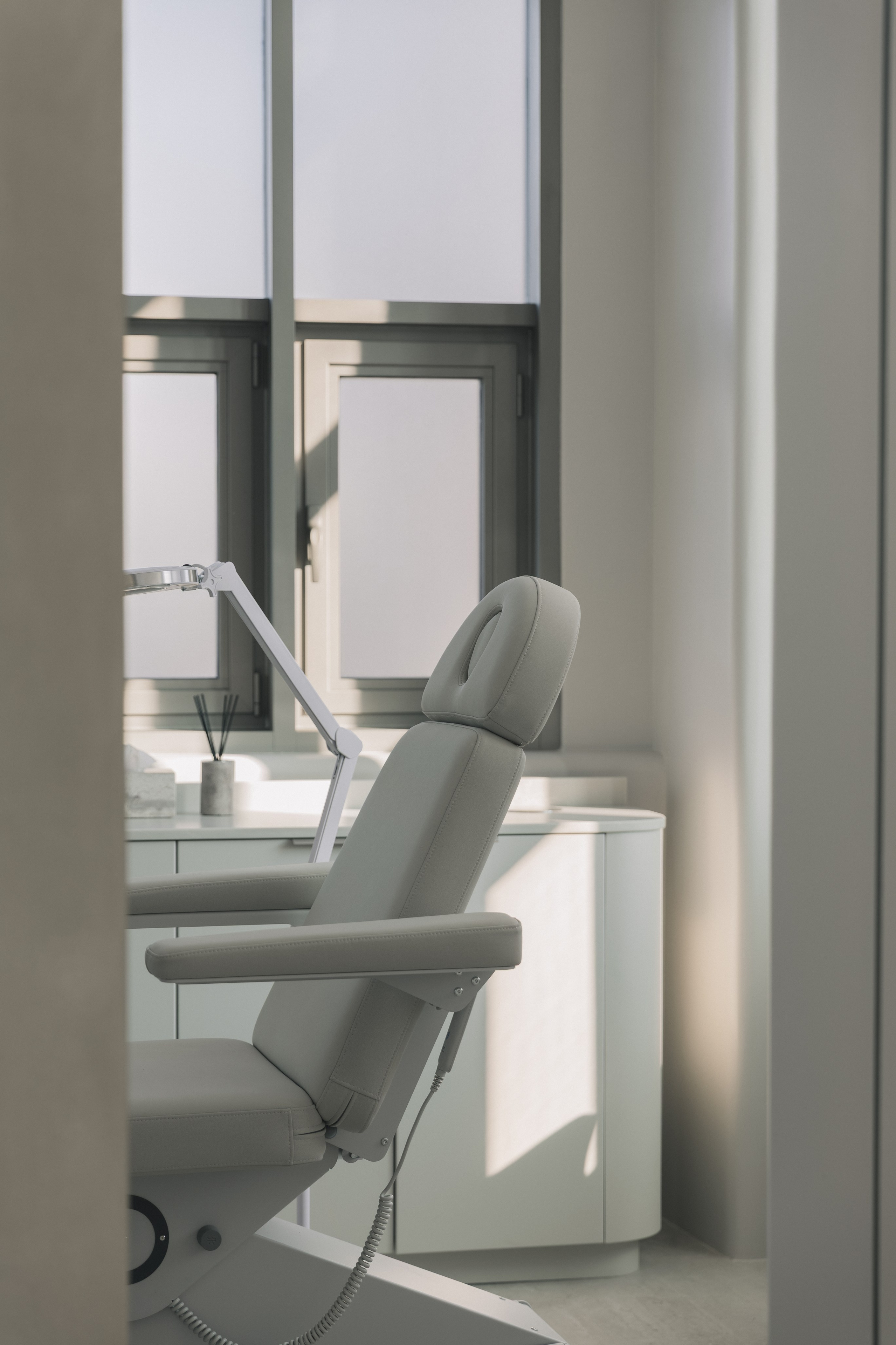 Кейс: Не просто интерьер. Ощущение. Съёмка для премиум-салона Lumi. Кристина Бирон — контент-креатор: Reels, фото/видео для бизнеса в СПб и Москве + AI-контент по РФ