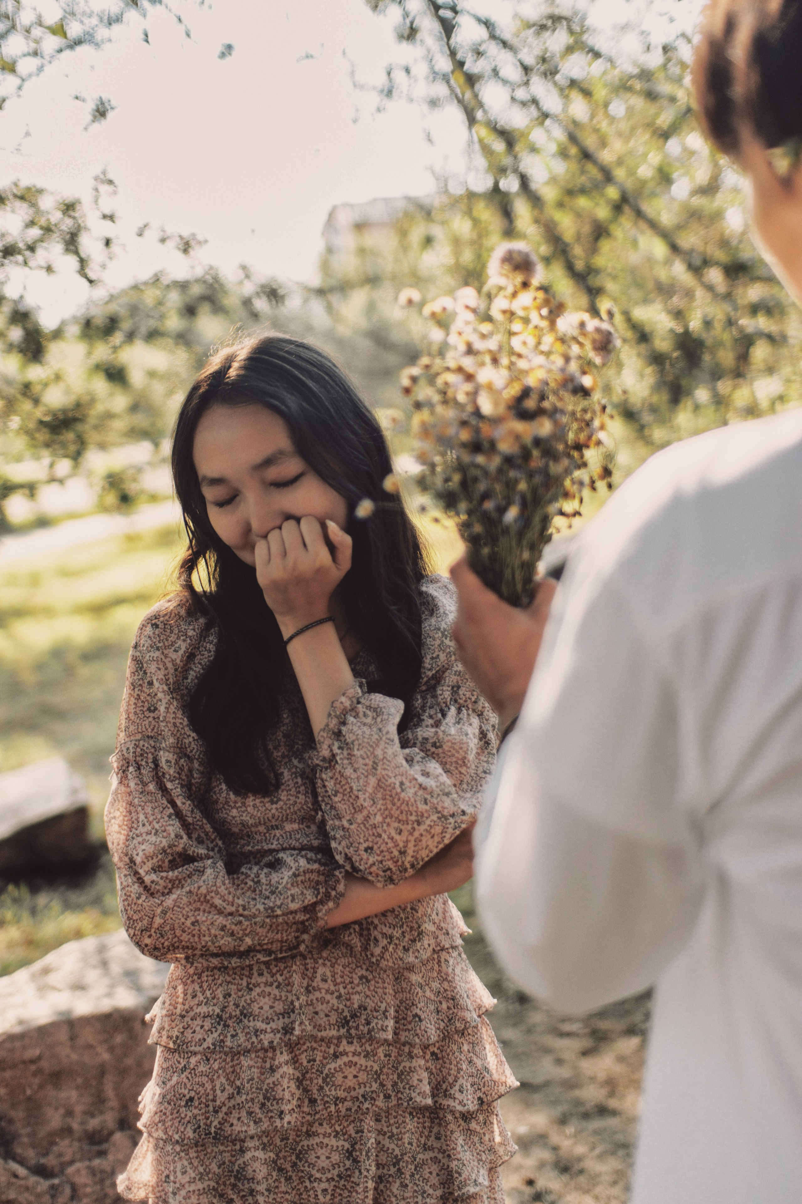 Парень дарит девушке цветы