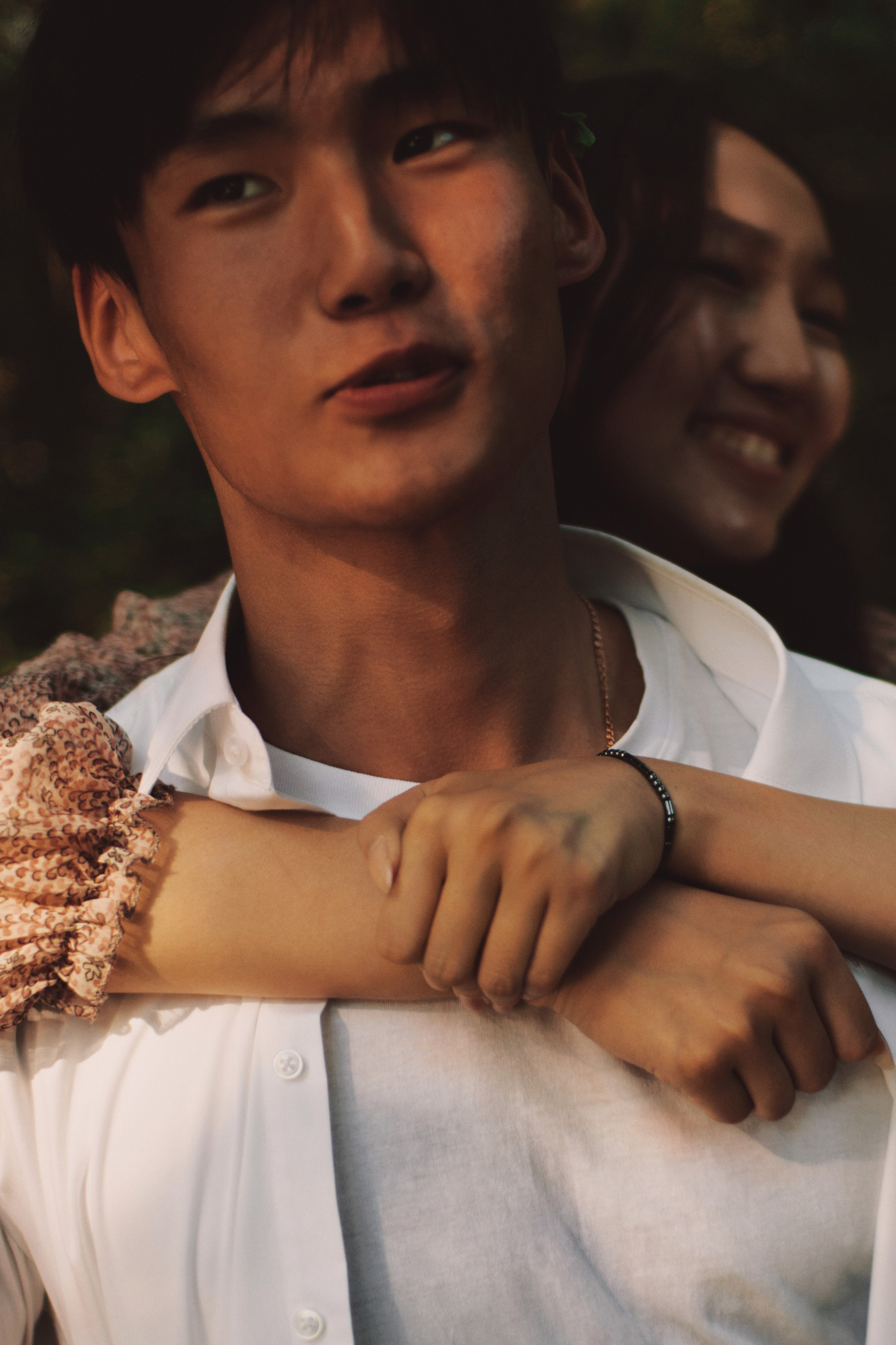 Девушка обняла сзади парня