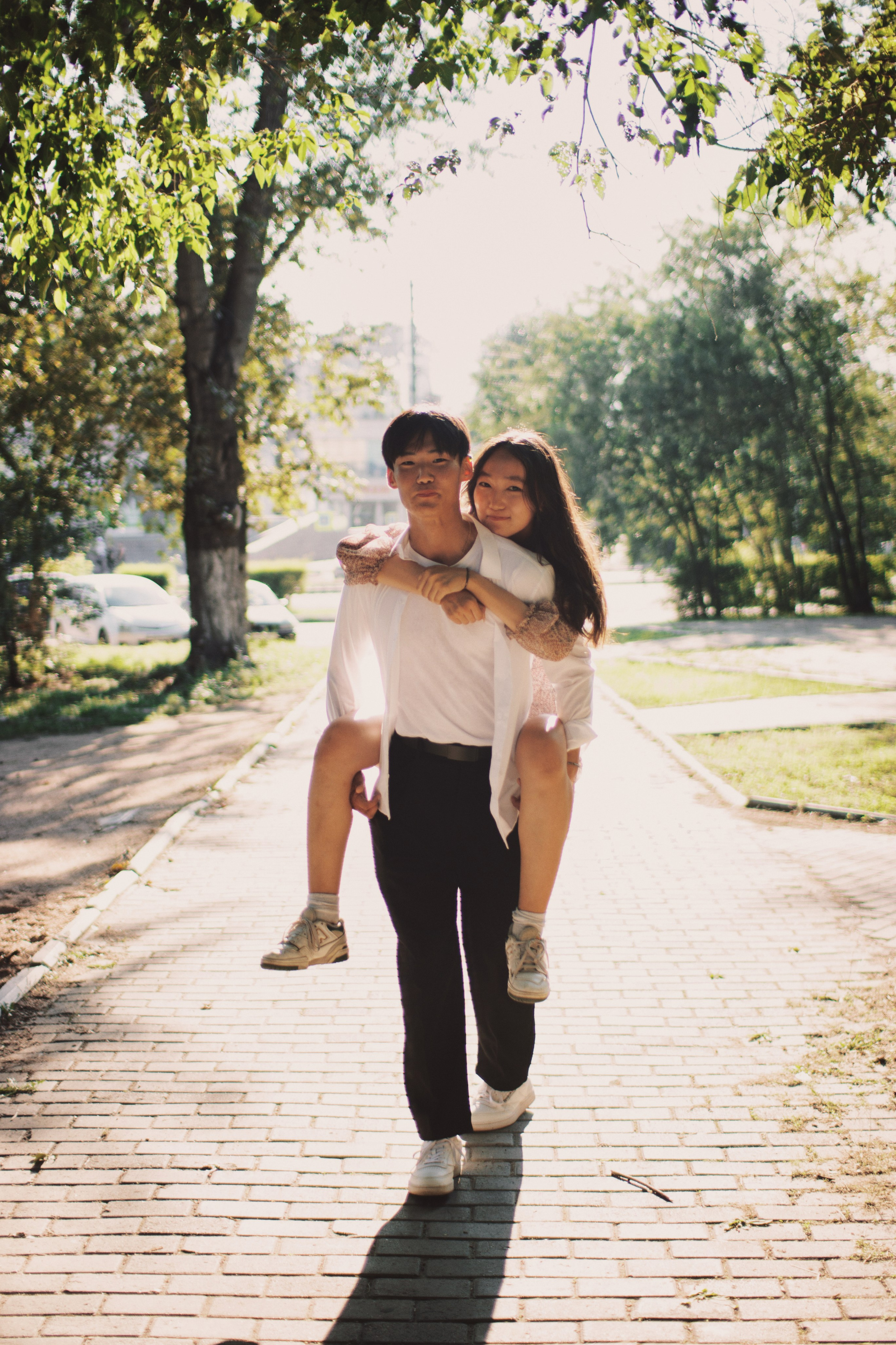 Девушка прыгнула сзади на спину парню