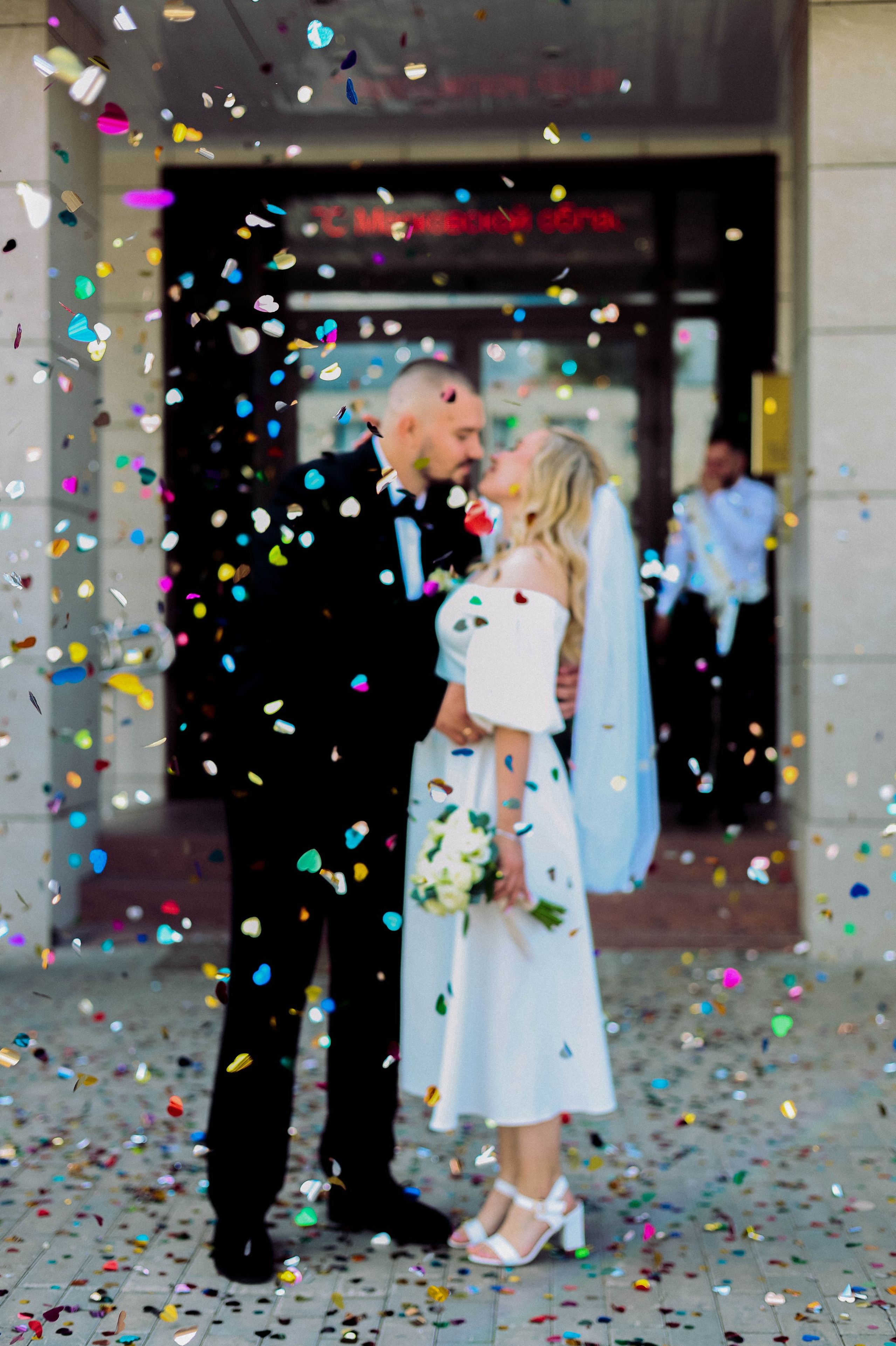 Феерверк из конфети в честь молодожёнов.