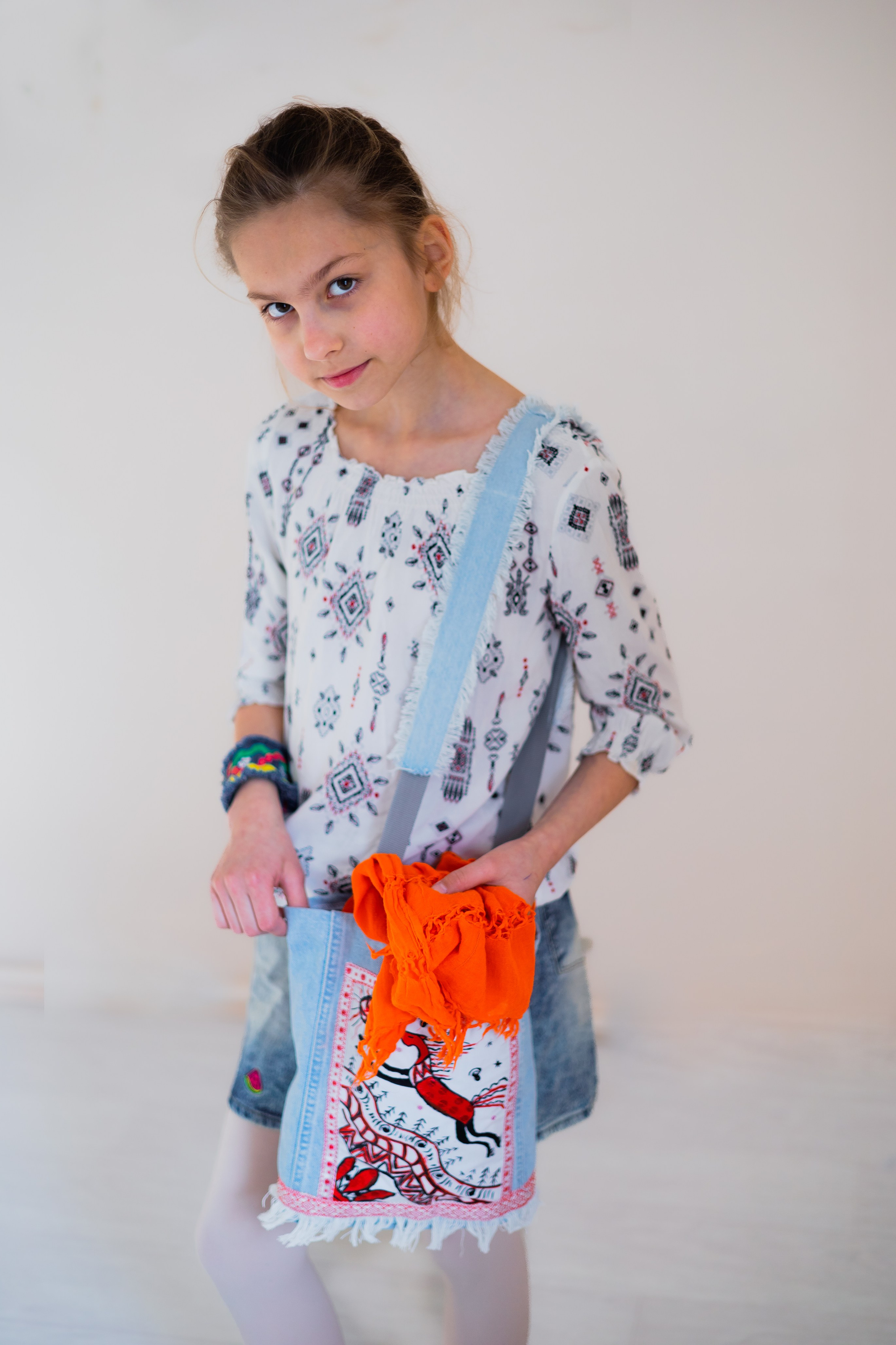 Сумки из денима с мезенской росписью своим руками в мастерской шитья и дизайна. Школа для девочек во Владивостоке — Само Совершенство