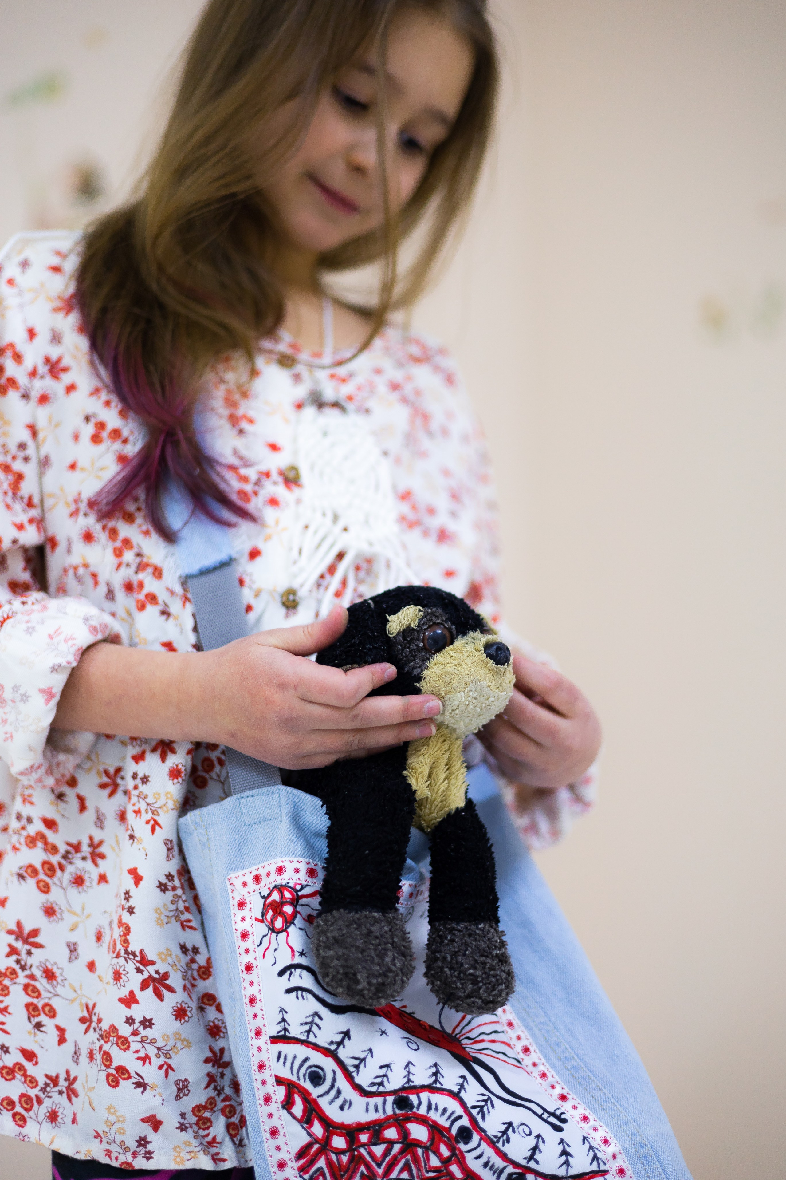 Сумки из денима с мезенской росписью своим руками в мастерской шитья и дизайна. Школа для девочек во Владивостоке — Само Совершенство