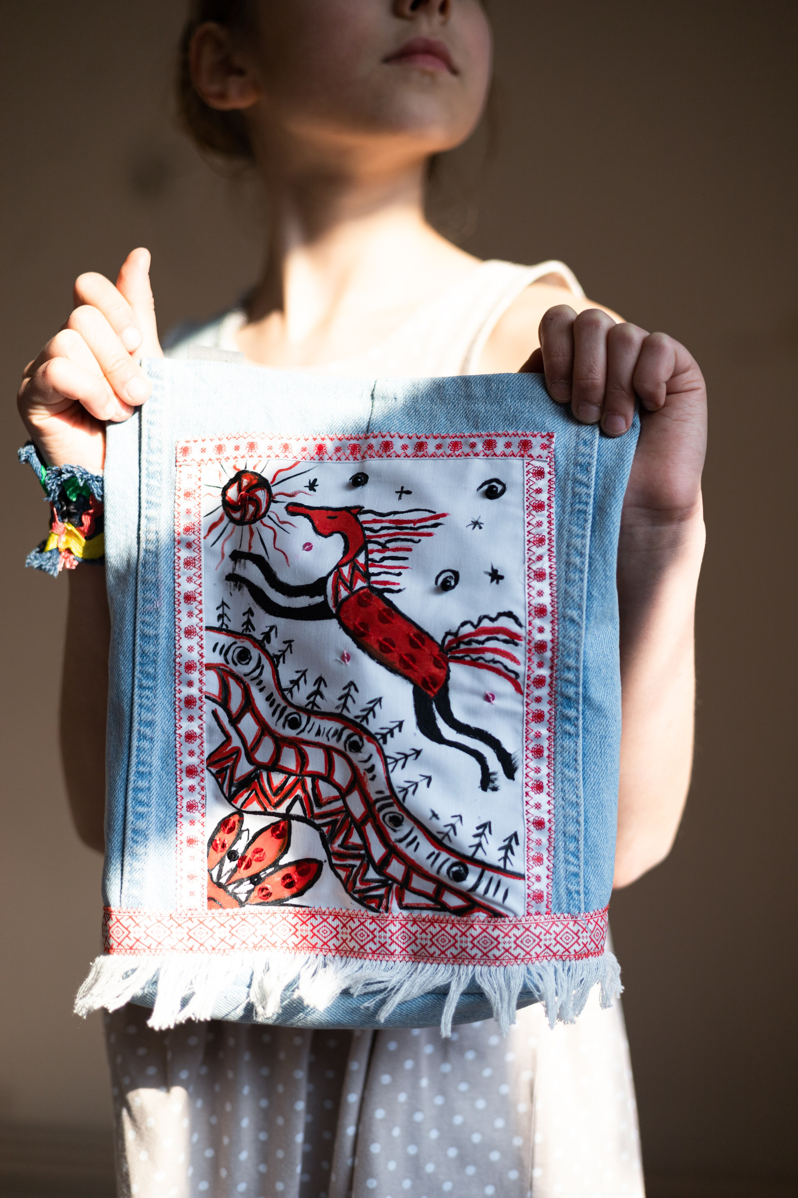 Сумки из денима с мезенской росписью своим руками в мастерской шитья и дизайна. Школа для девочек во Владивостоке — Само Совершенство