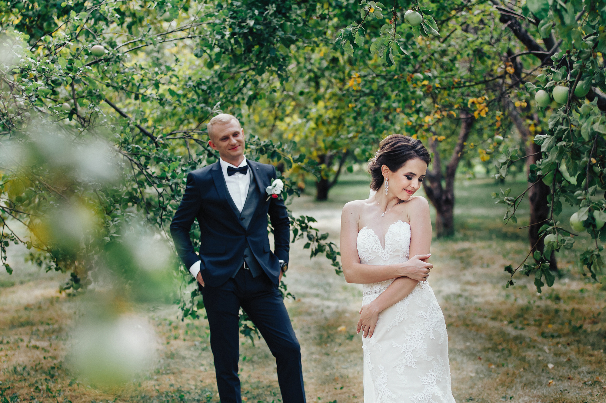 Свадебная фотосъёмка жениха и невесты в гольф клубе Анриал.