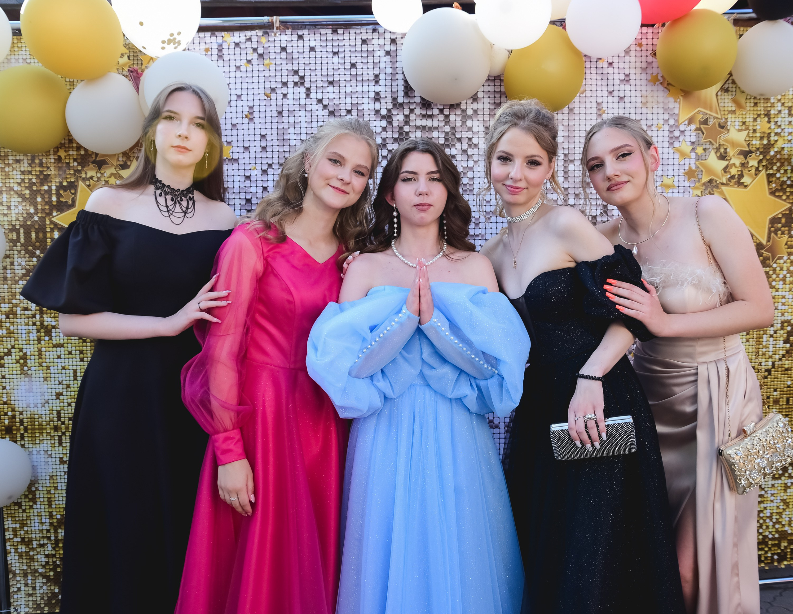 Выпускницы на школьном альбоме.