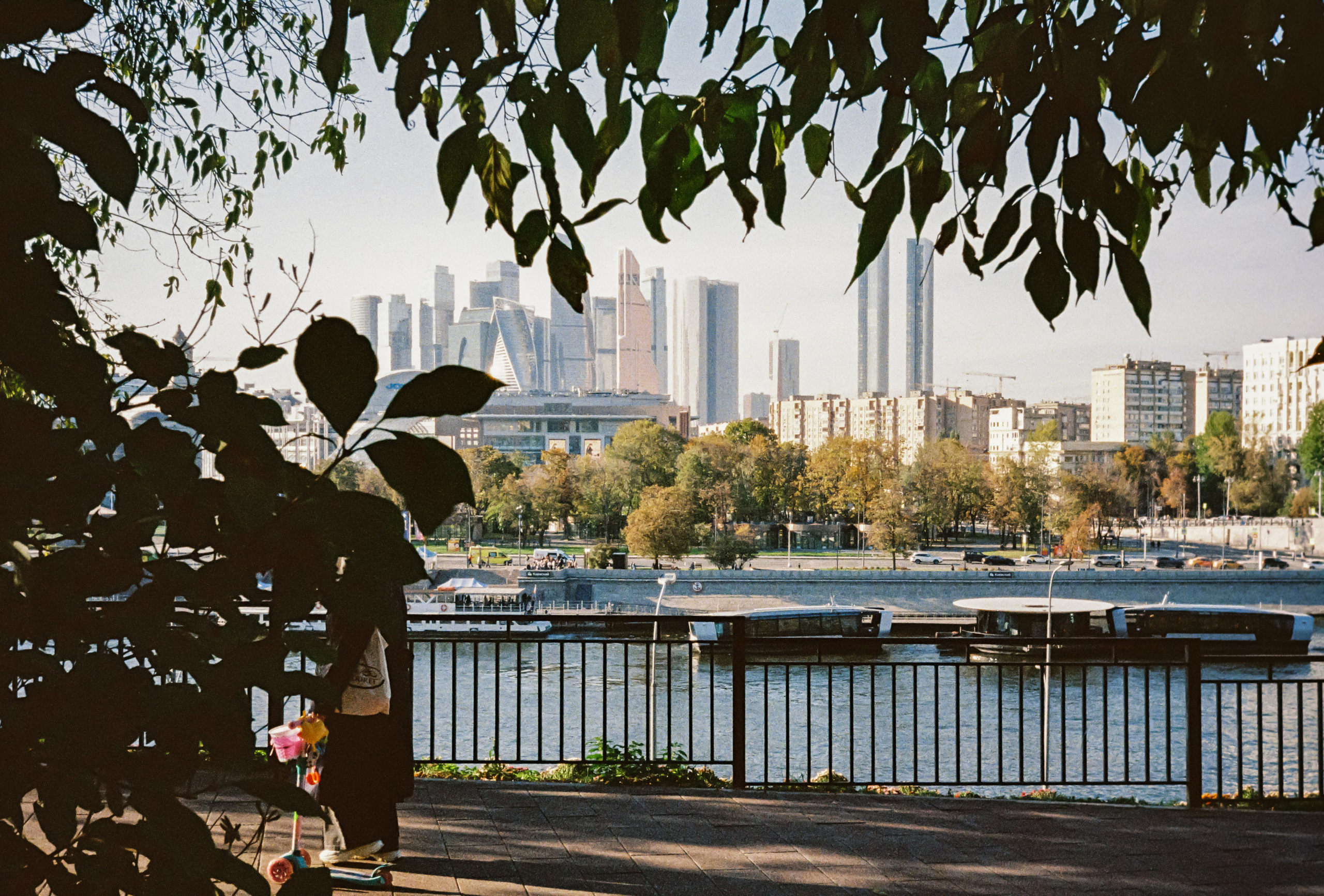ВИд с Ростовской набережной на реку и Сити