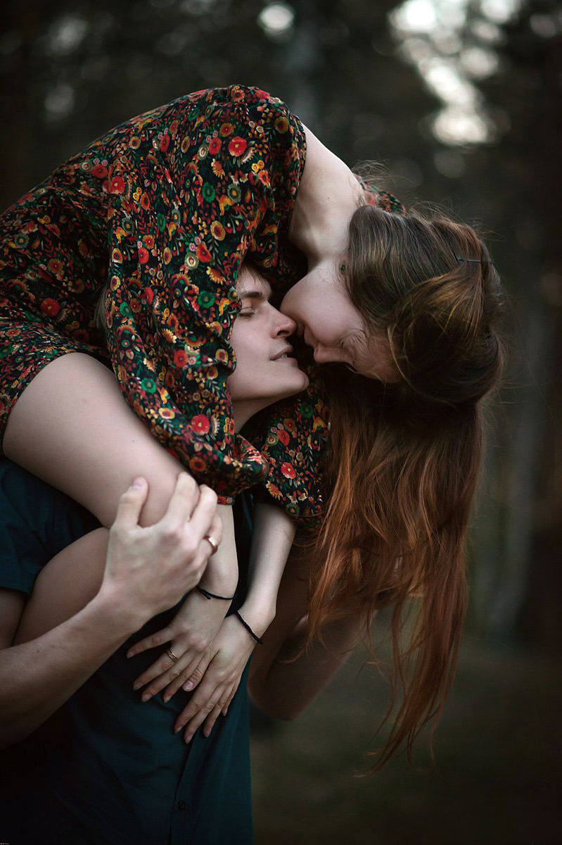 Парная love story в парке, поцелуй и объятия — фотограф из Краснодара