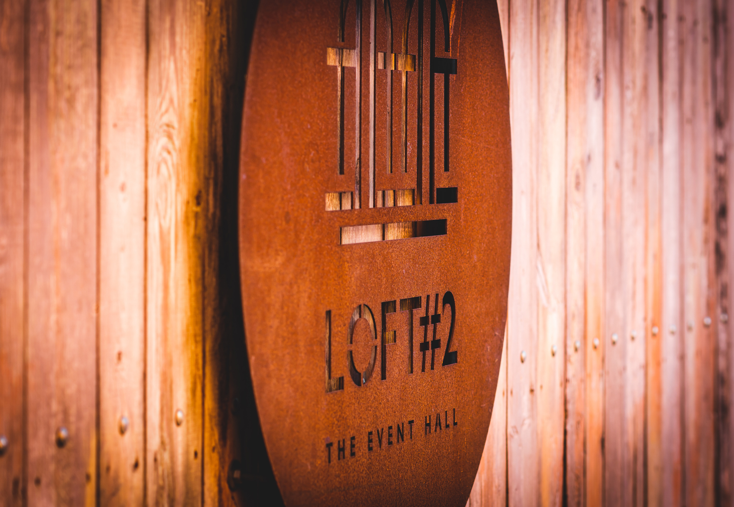 Loft #2 - надпись на металлической табличке