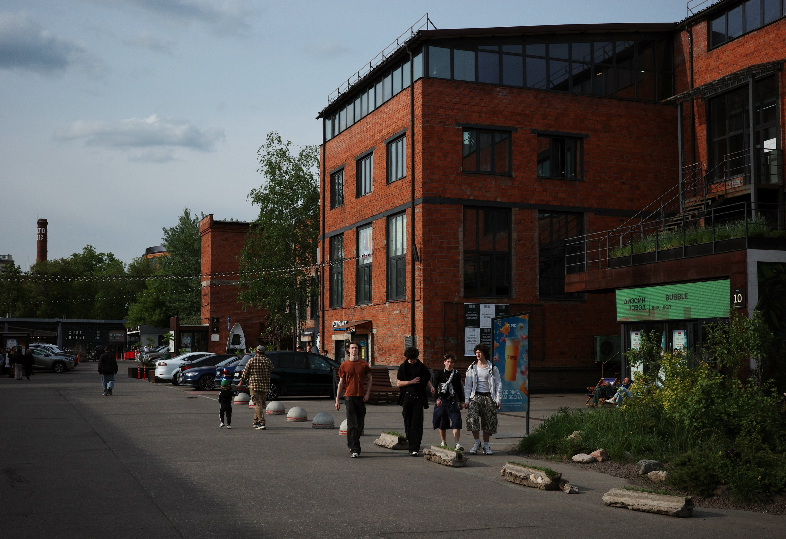 Фотопрогулка по Дизайн-заводу (бывш. «Flacon») и арт-пространству «Хлебозавод» на Дмитровской. Проект «Фотокладовка»: блог уличной фотографии в формате street photo
