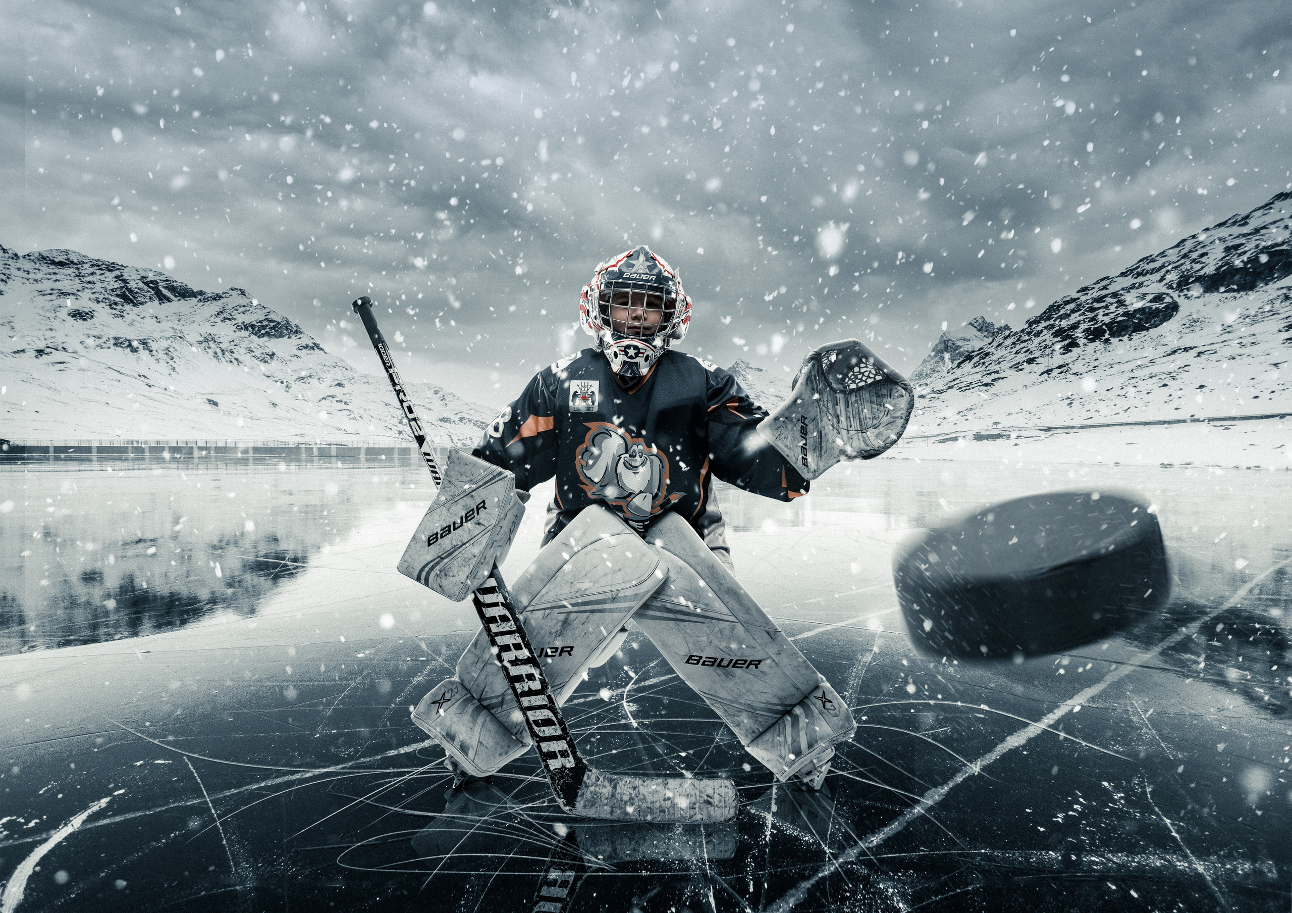 Ребенок хоккеист вратарь в экипировке с клюшкой ловит делящую на него шайбу