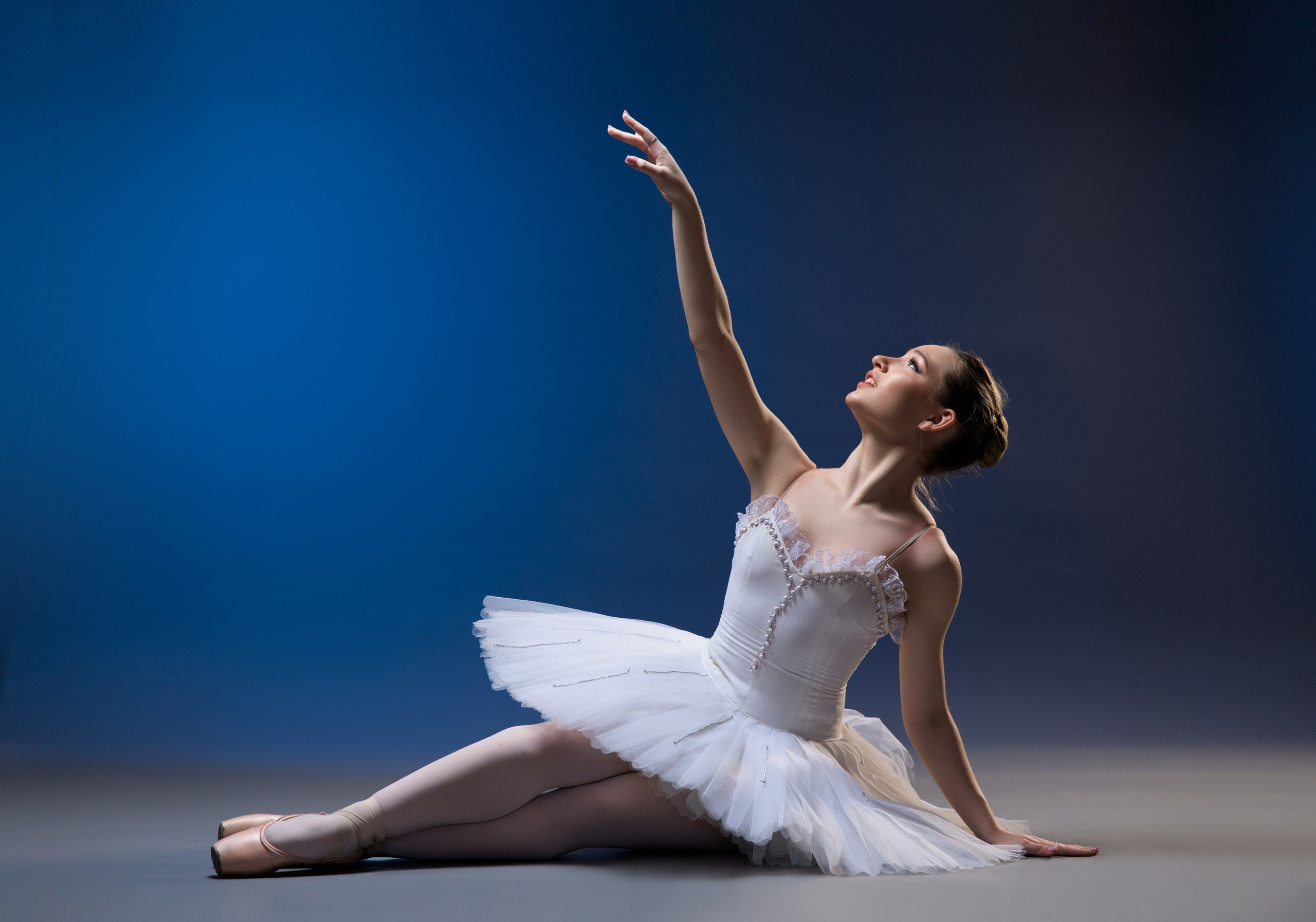 Художественная гимнастка в гибкой позе с мячом, зеркальное отражение и цветной свет в стиле спортарт