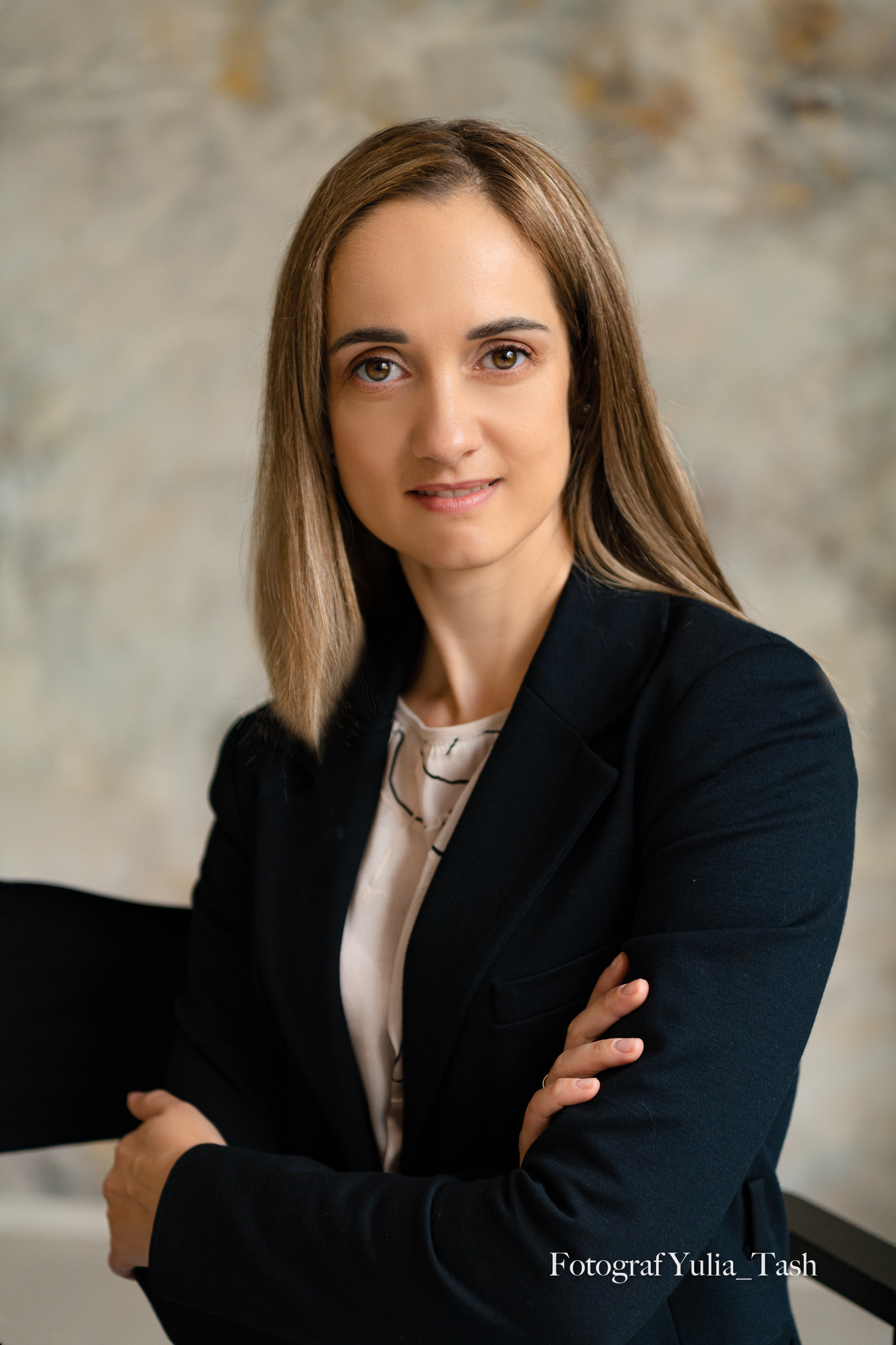 девушка позирует для фотографа