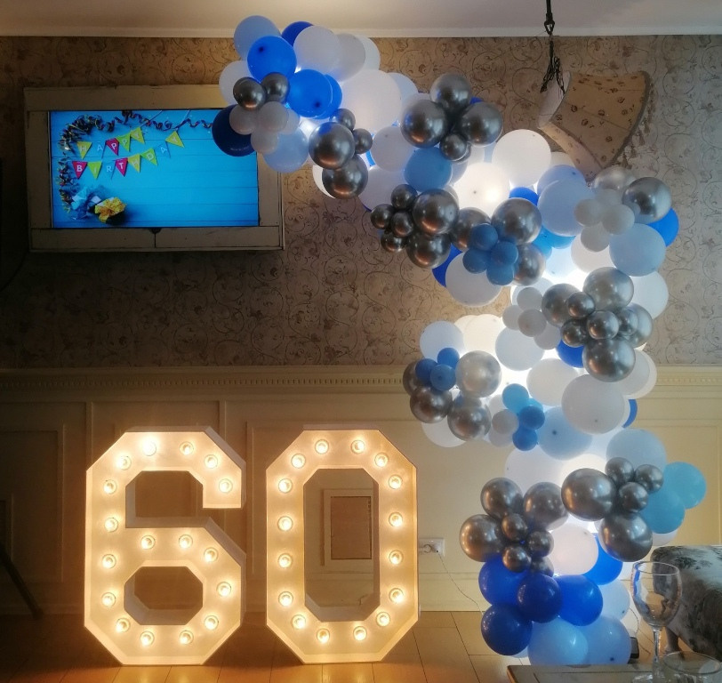 Шары с синими цифрами. Студия праздничного декора