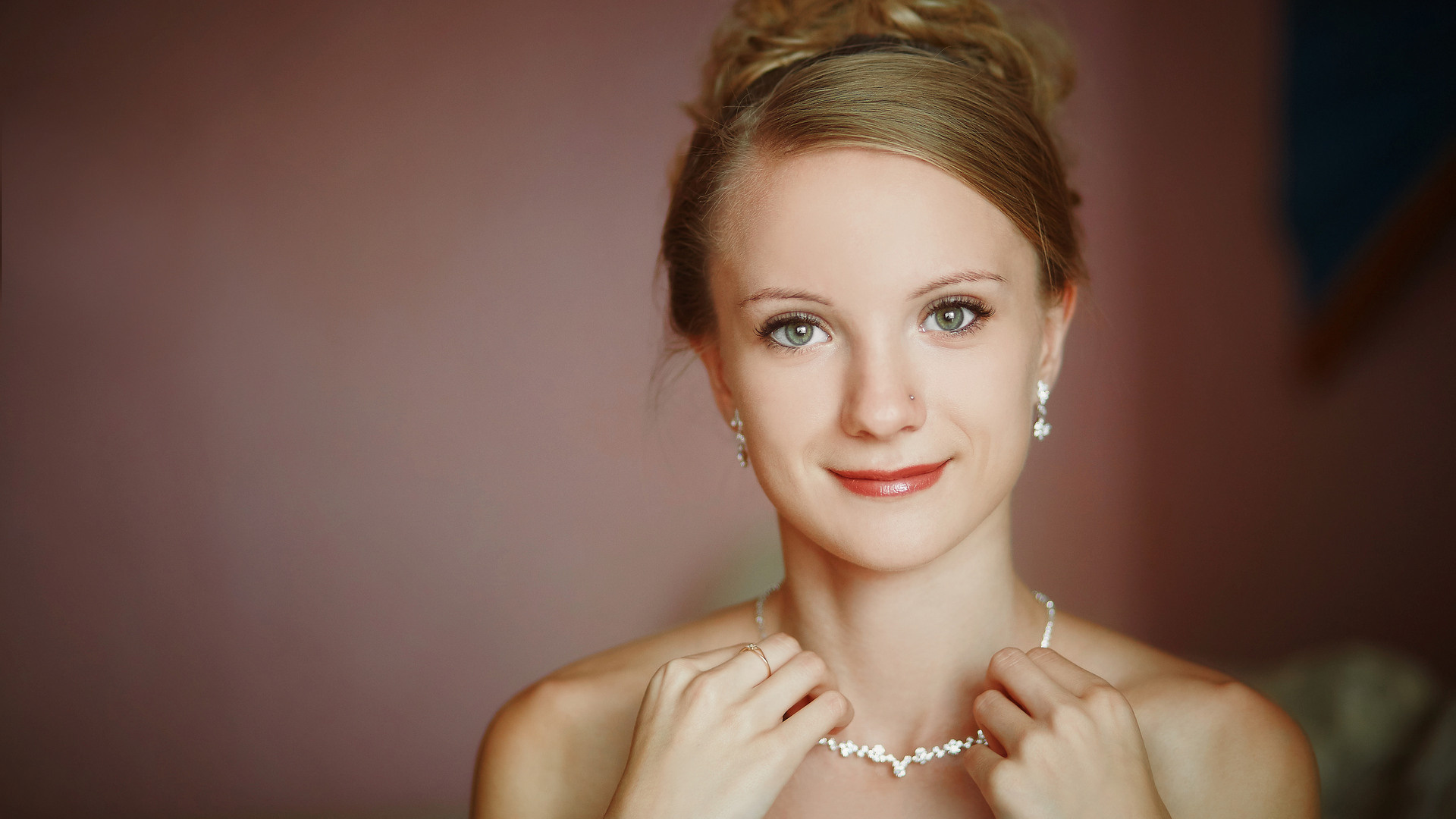 портрет невесты. свадебные украшения. утренние приготовления невесты. утренняя фотосессия невесты. утренние сборы невесты дома, в отеле