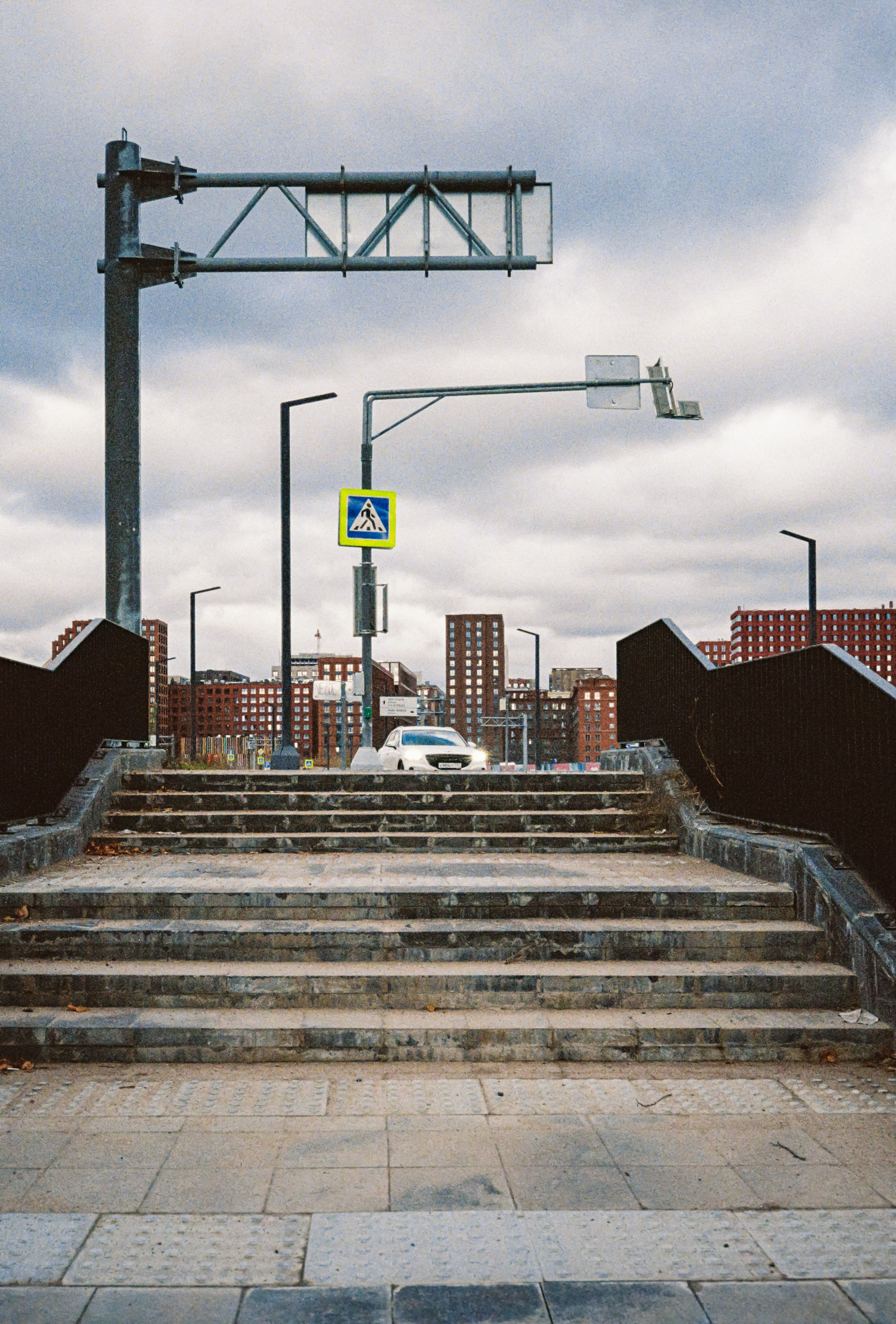 Городской пейзаж с лестницей