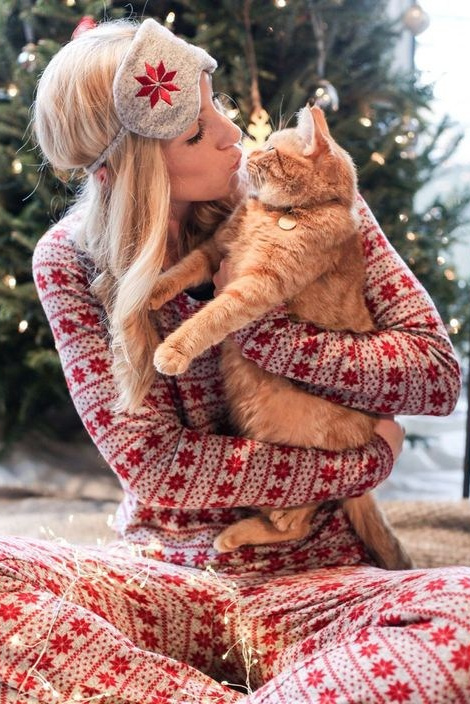 Девушка на новогодней фотосессии в пижаме с котом