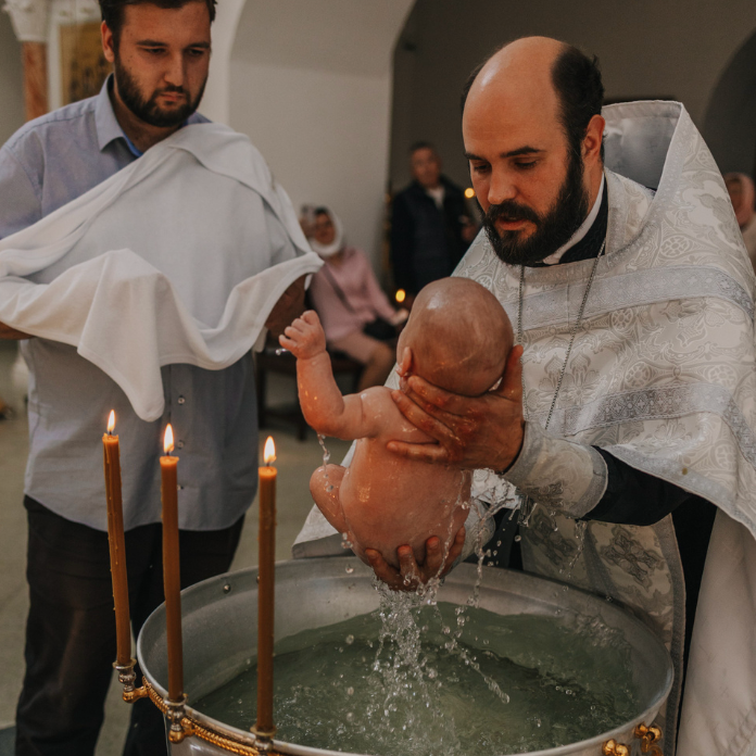 Съемка крещения: Нежный кадр с помазанием миром в храме.