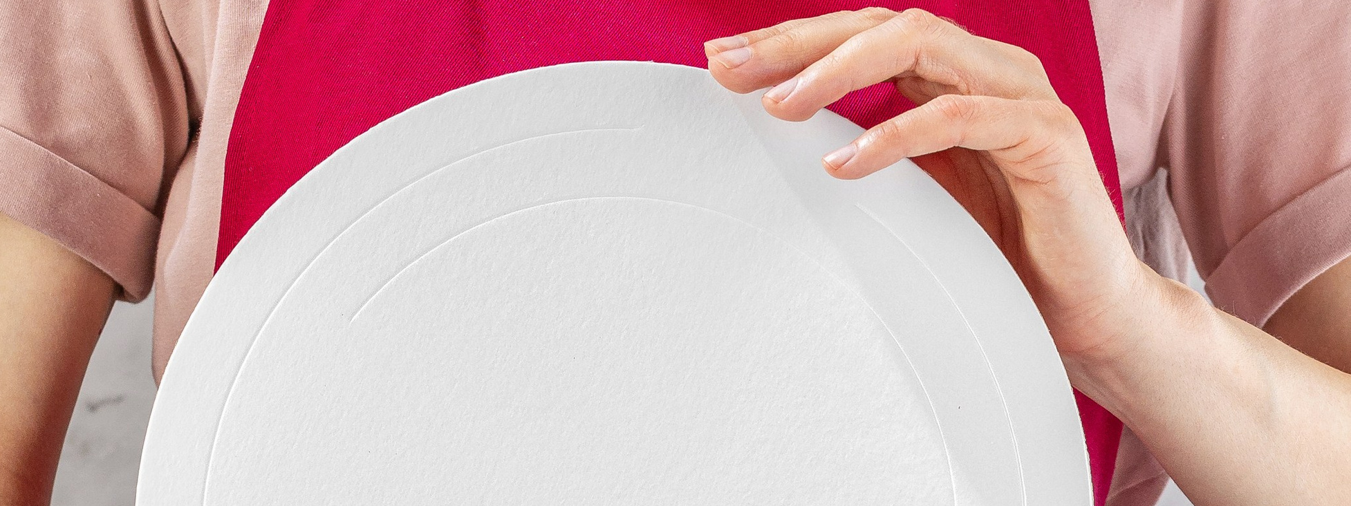 Подложки в руках для торта 