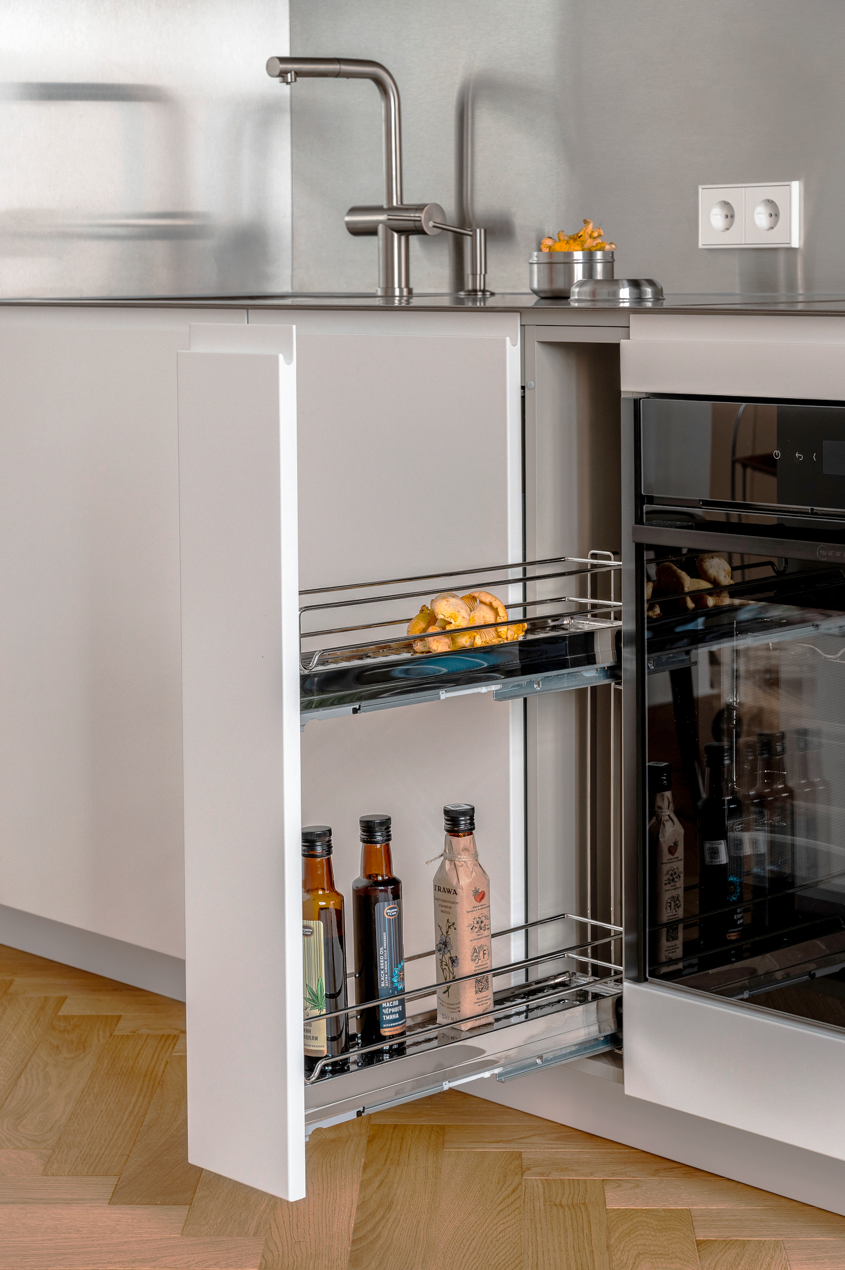 Pull-out storage unit beside the oven