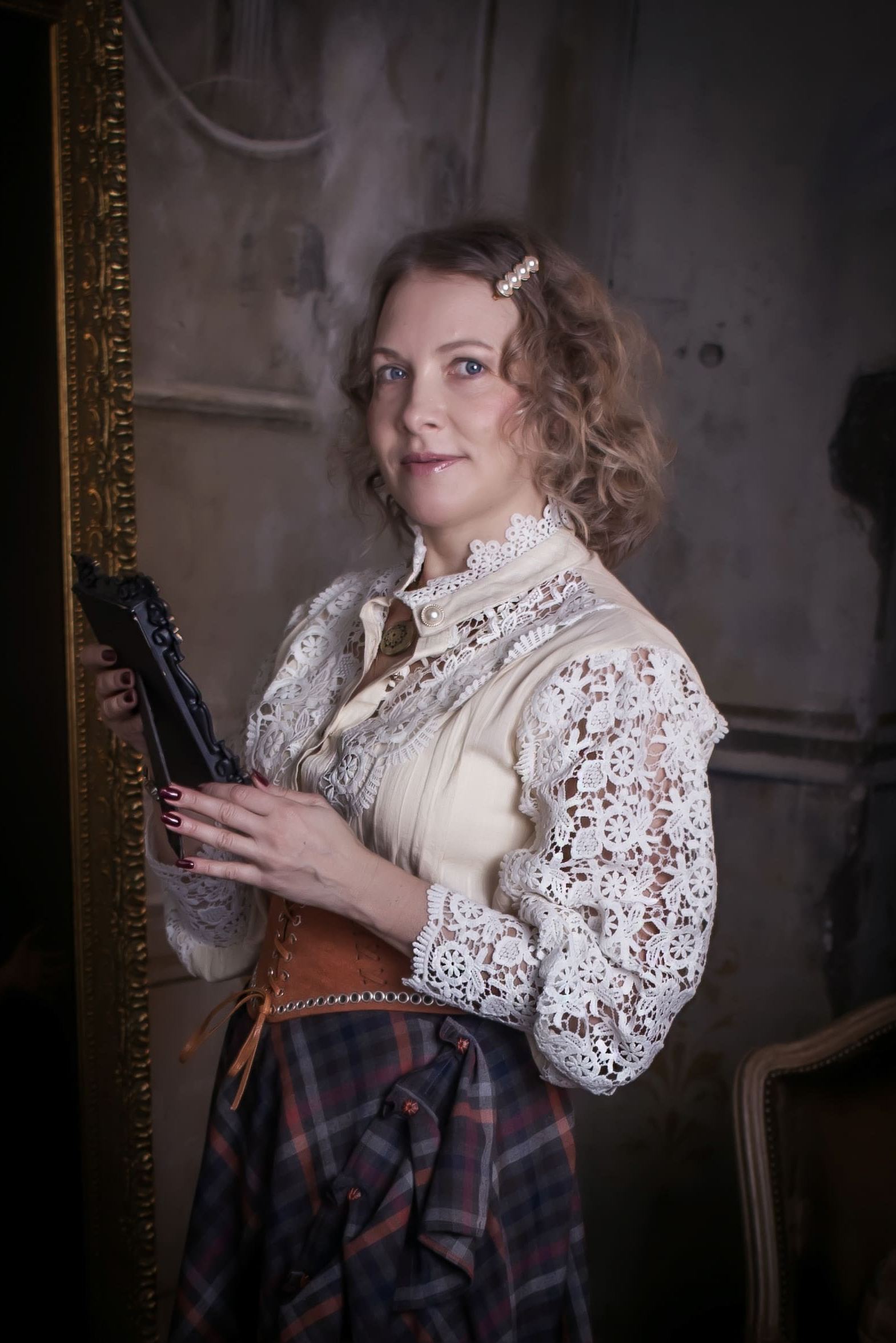 Женщина в историческом образе XIX века с веером, атмосферная ретро фотосессия, фотограф Карасёва Елена