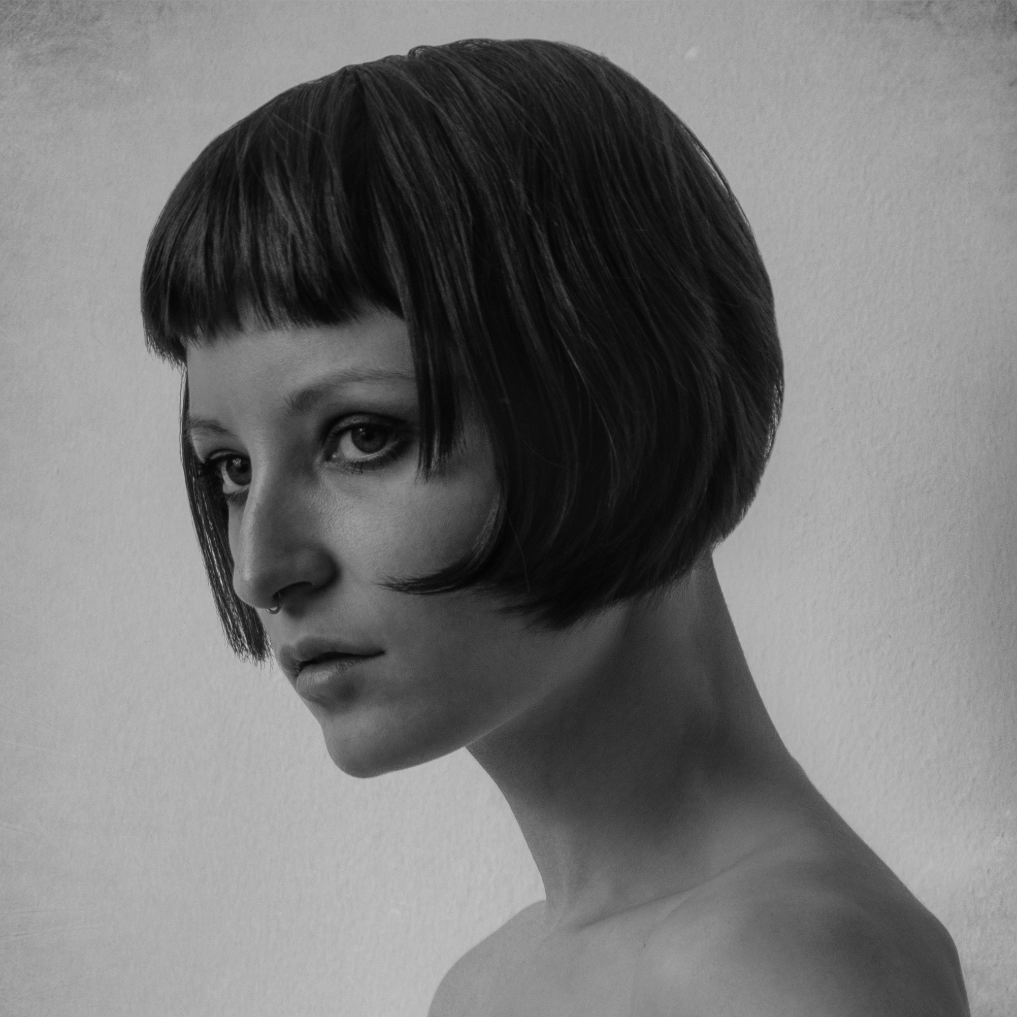 Портрет девушки с коротким черным каре