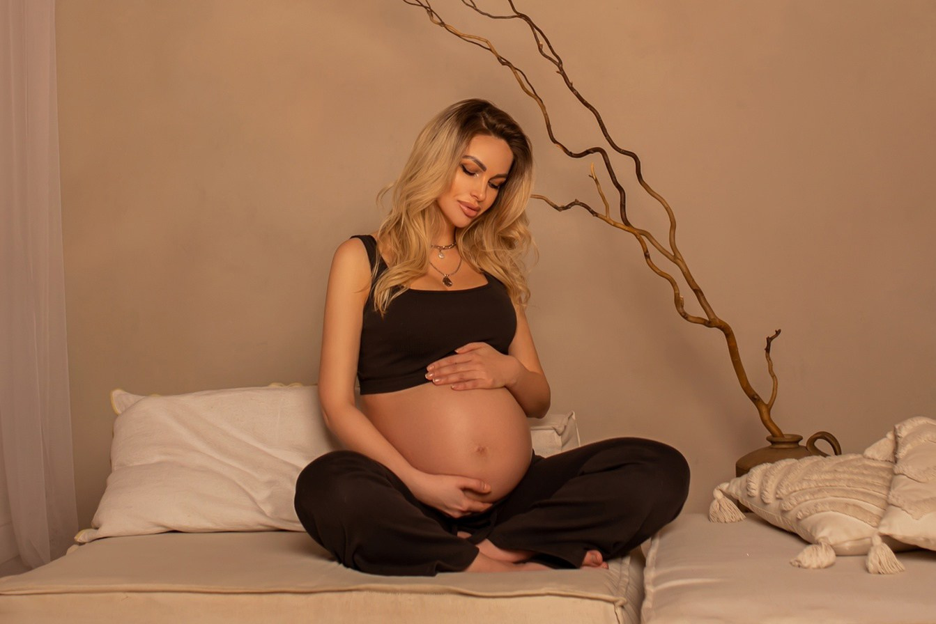 Фотосессия беременной девушки в студии