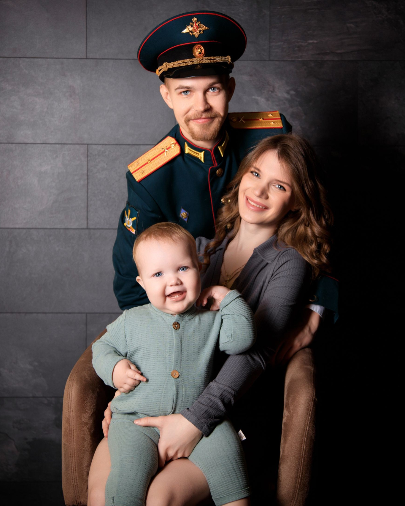 Семейная фотосессия в студии FOTOGEN в Краснодаре | Премиум качество, фотосессия с использованием реквизитов.