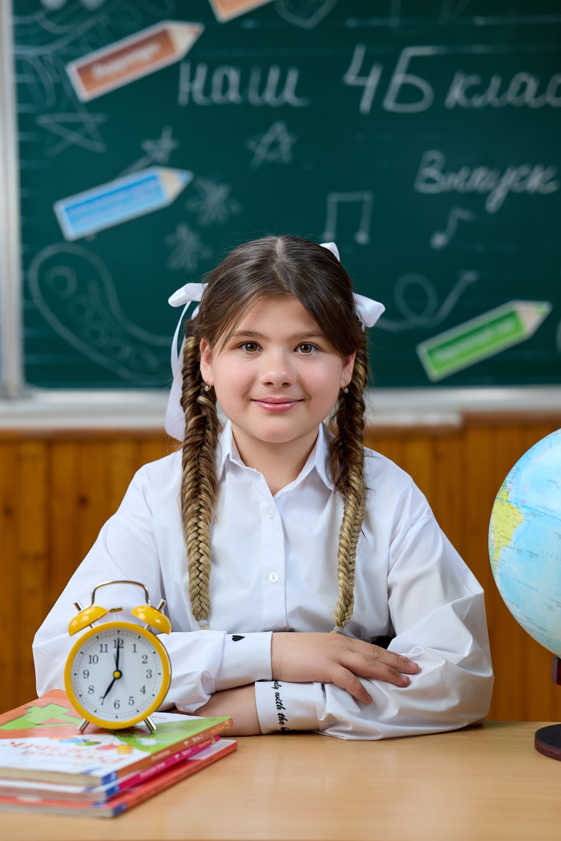 школьник выпускного класса сидит за партой выпускной портрет