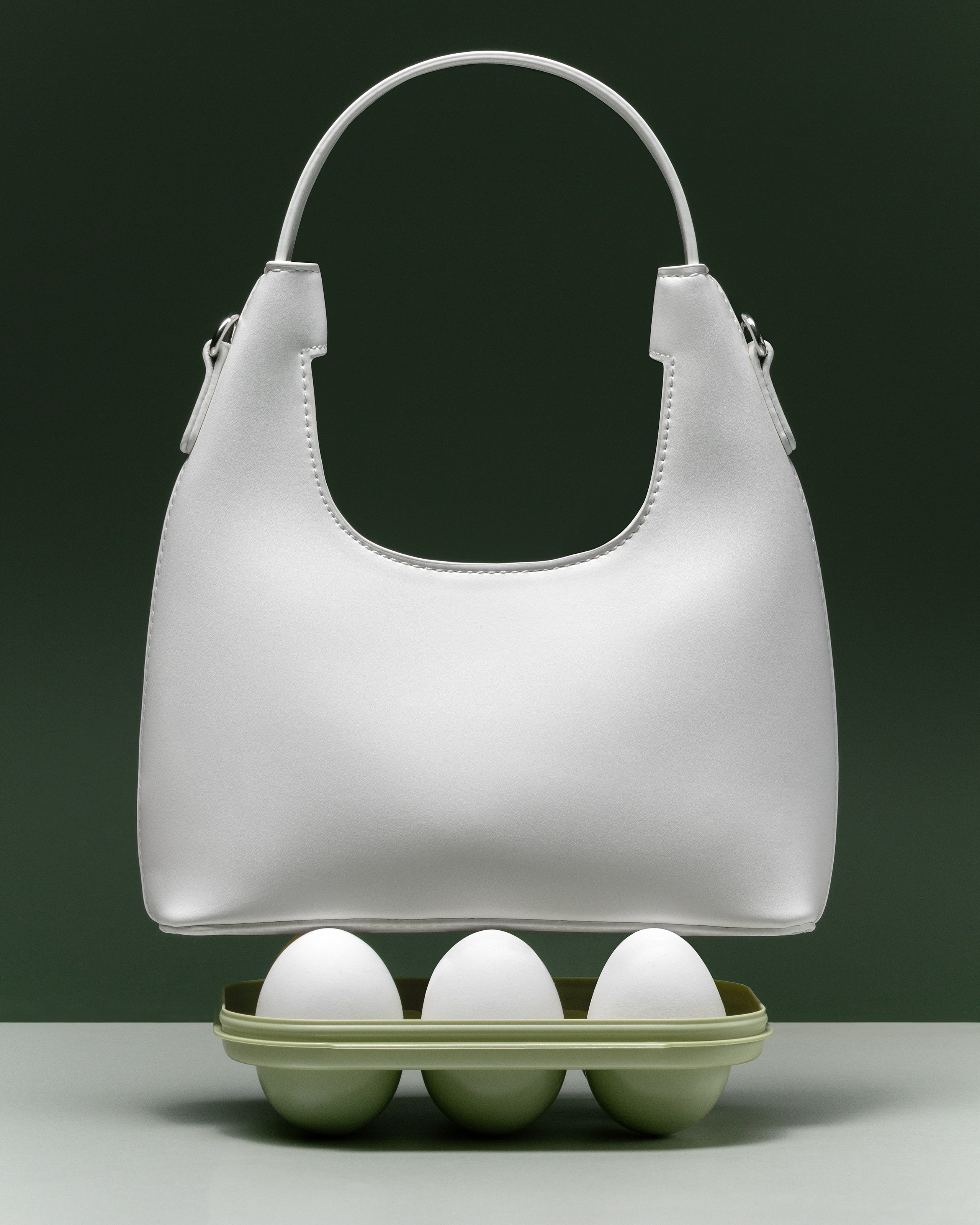 Предметная фотография косметической продукции на светлом фоне для сайта 