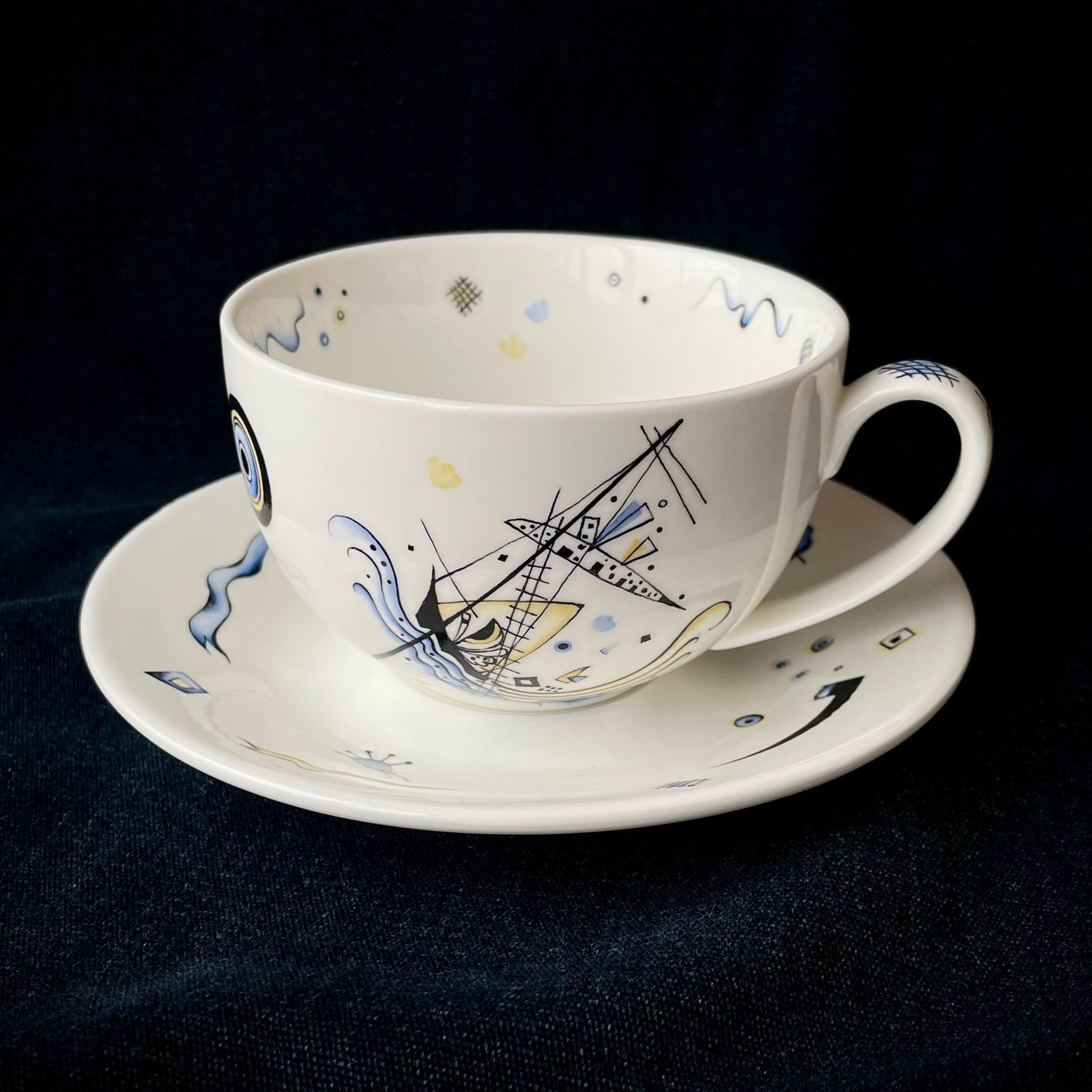 Чайная пара «Василий Кандинский. Морское сражение». Роспись выполнена по эскизам и импровизациям Василия Васильевича Кандинского.