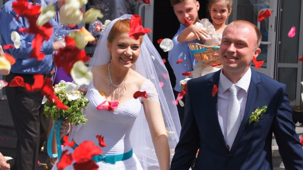 Свадебное фото у загса Екатеринбург . Автор фотограф: Додров. Ph: dodrov.