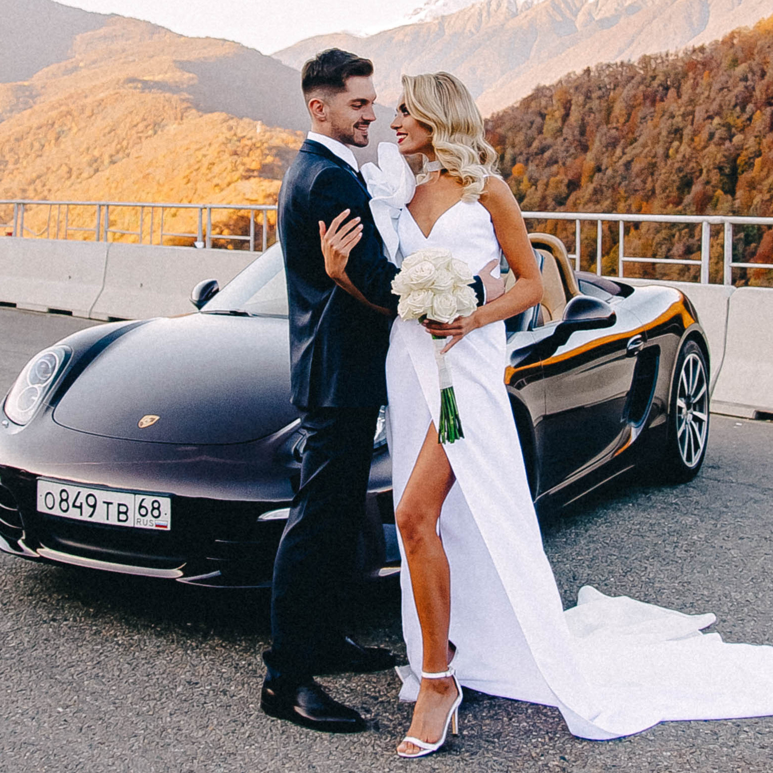 жених и невеста обнимаются на фоне гор