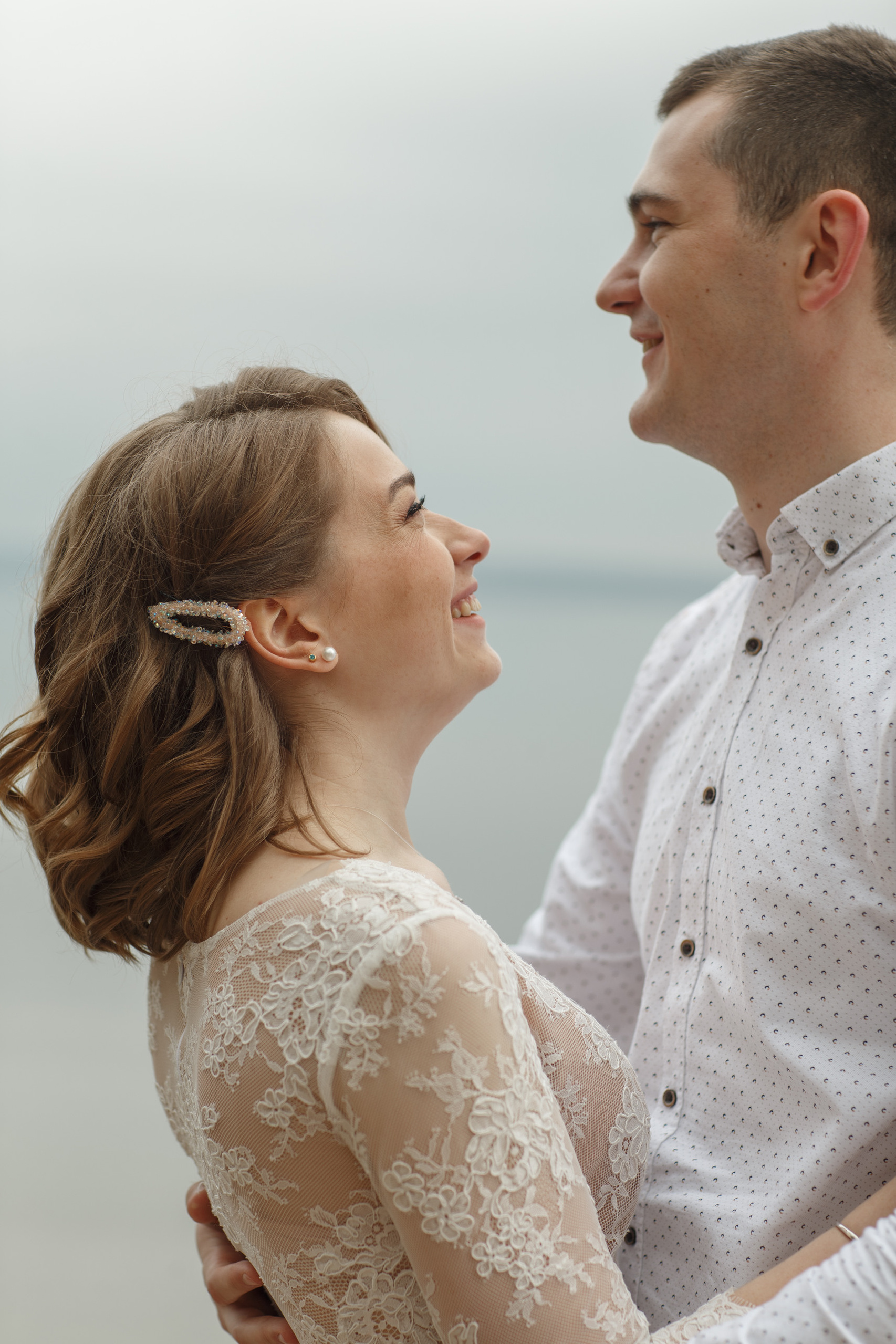 Свадебная прогулка красивой пары на берегу озера