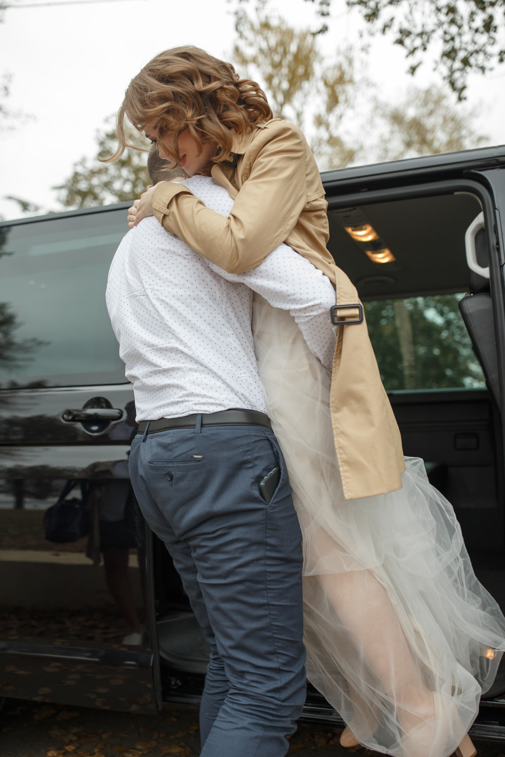 Свадебная прогулка красивой пары на берегу озера