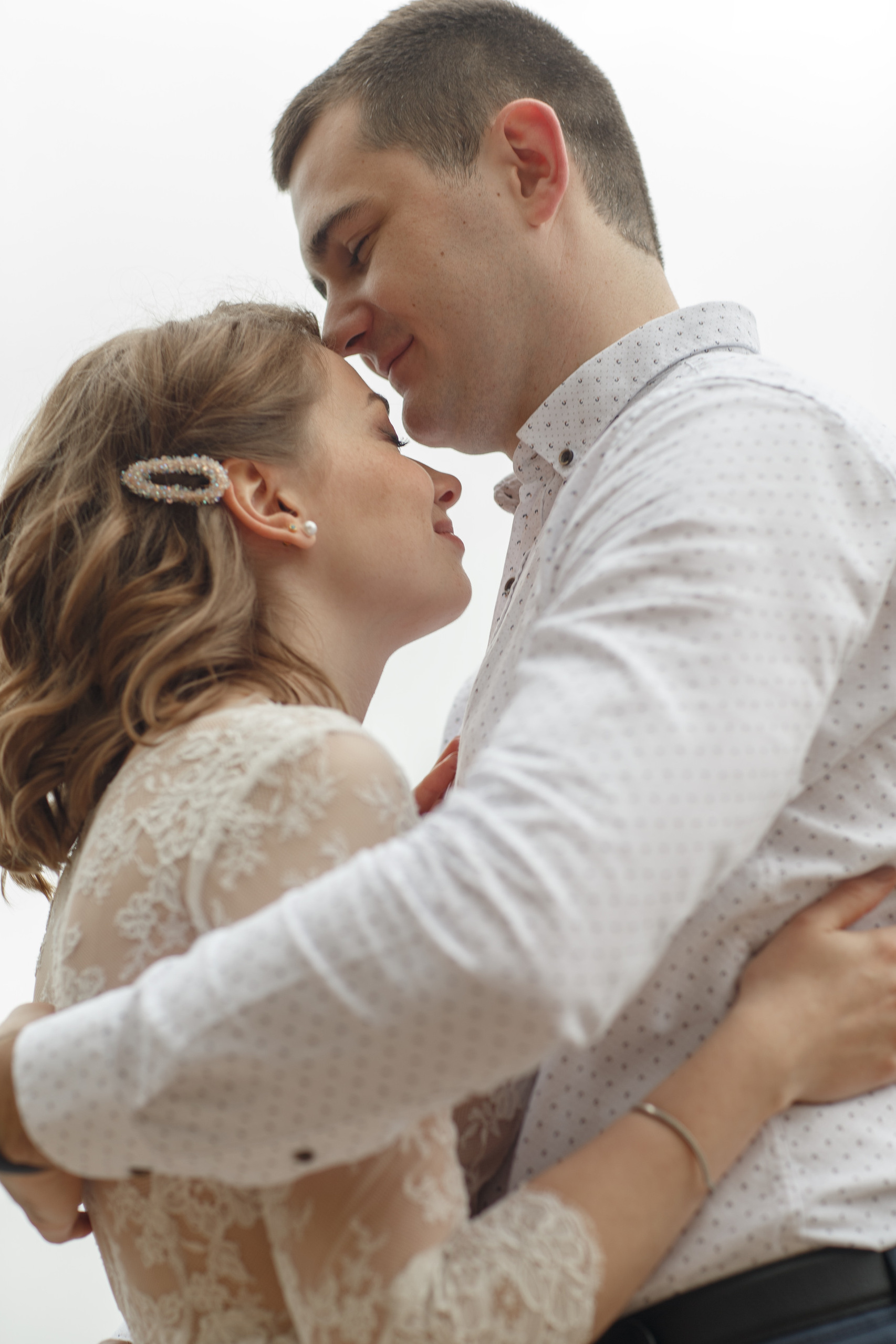 Свадебная прогулка красивой пары на берегу озера