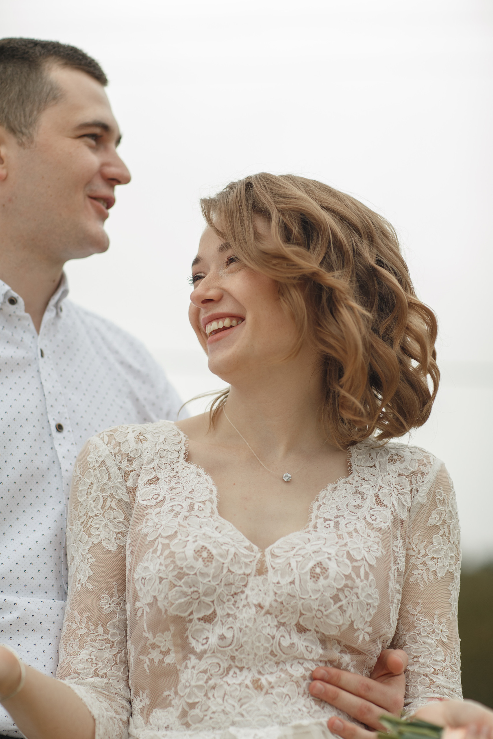 Свадебная прогулка красивой пары на берегу озера