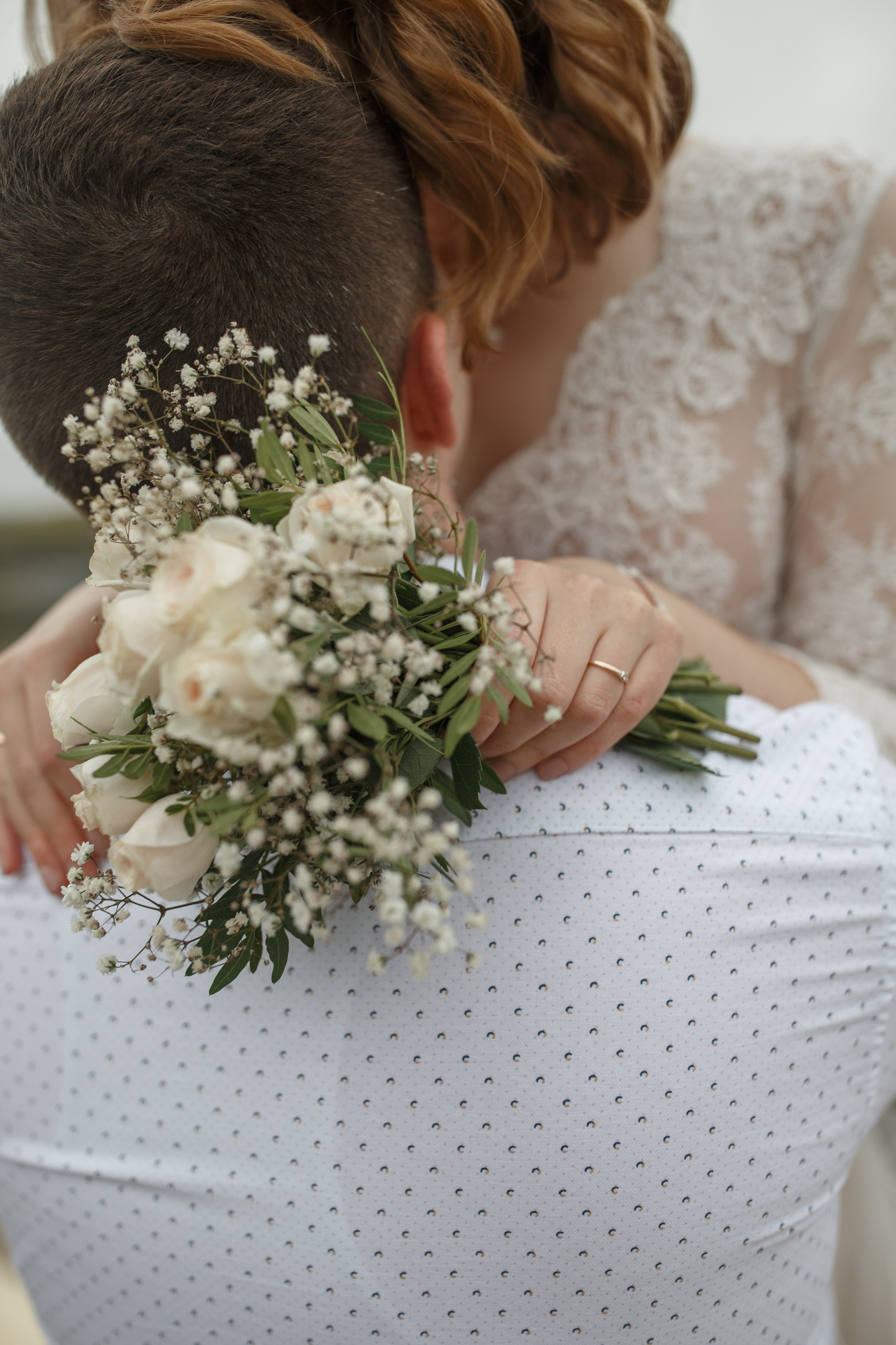 Свадебная прогулка красивой пары на берегу озера