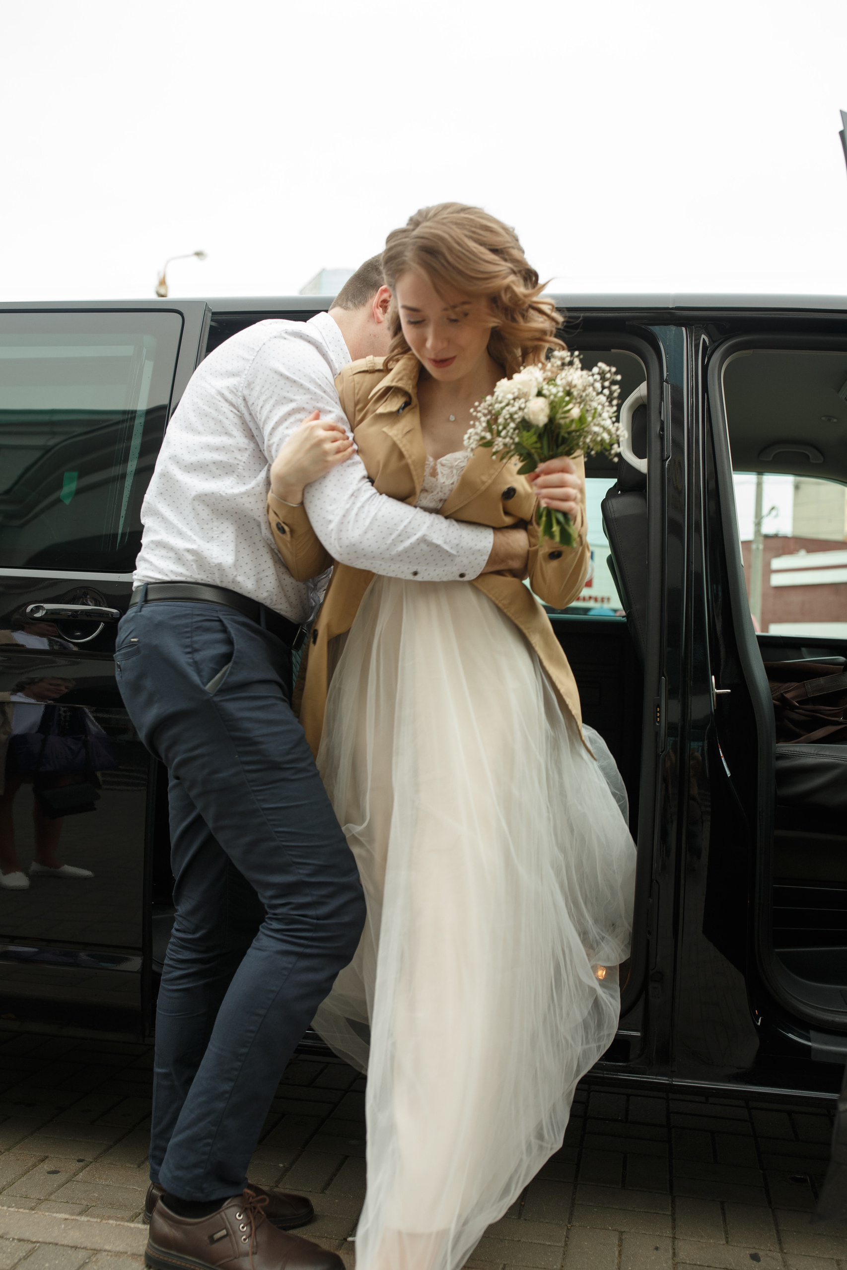 Свадебная прогулка красивой пары на берегу озера