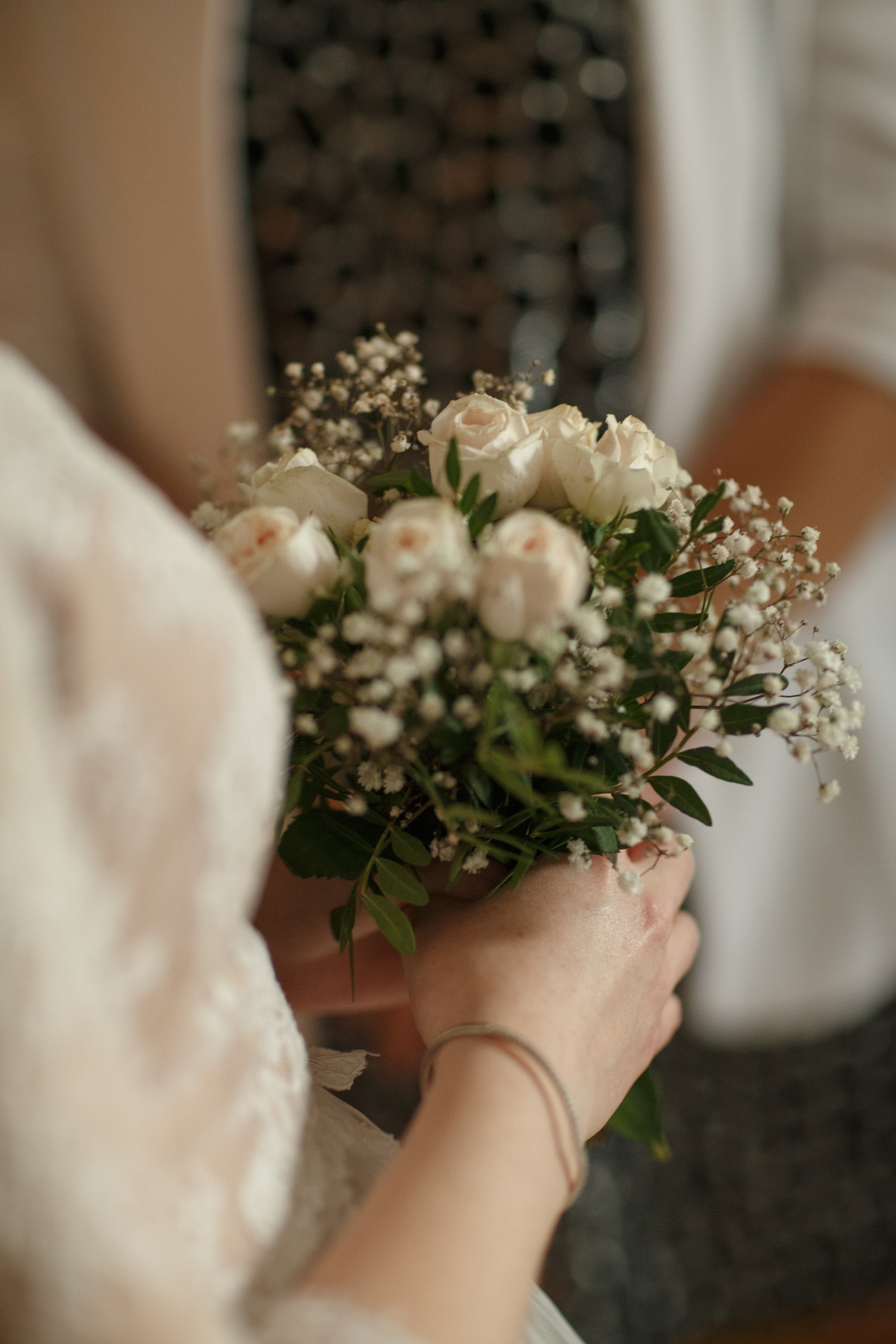 Свадебная прогулка красивой пары на берегу озера