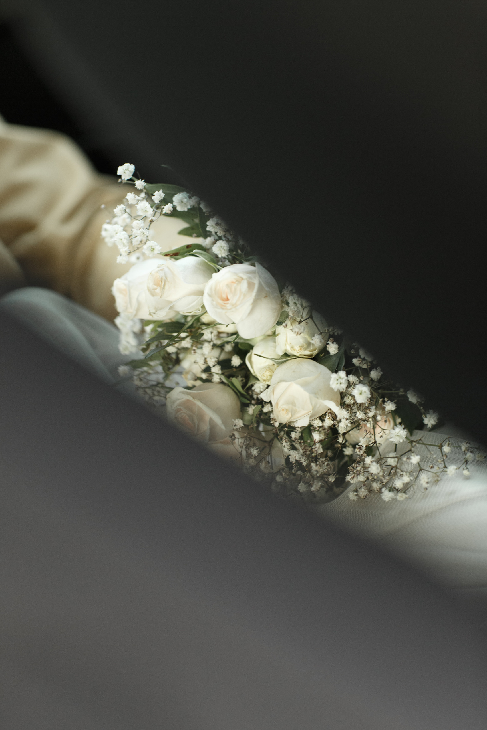 Свадебная прогулка красивой пары на берегу озера