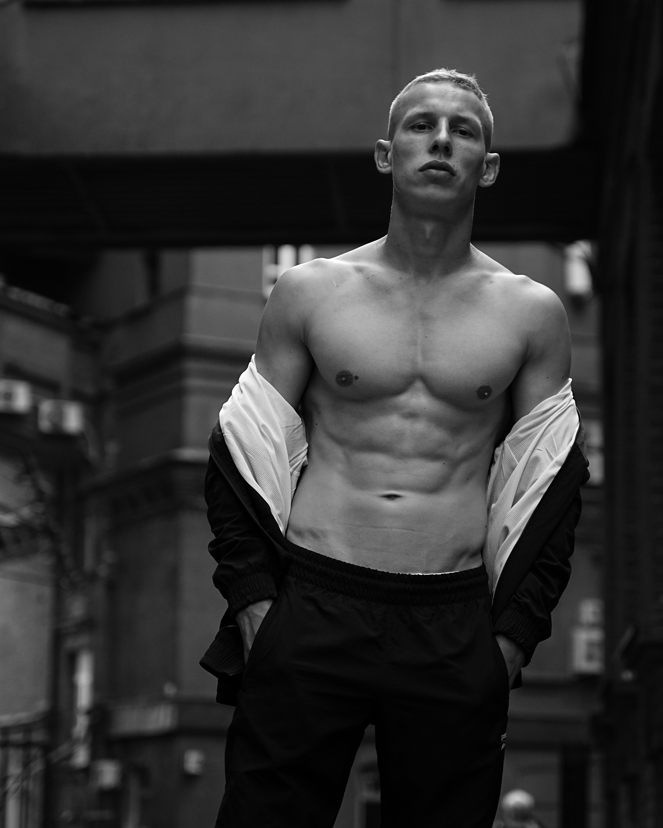 Мужской честный портрет в городе (улица) в Москве