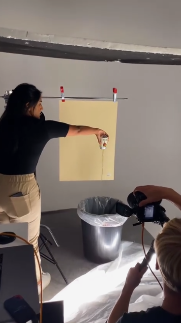 Пример с одним цветным бумажным фоном на стойке с перекладиной и двумя зажимами