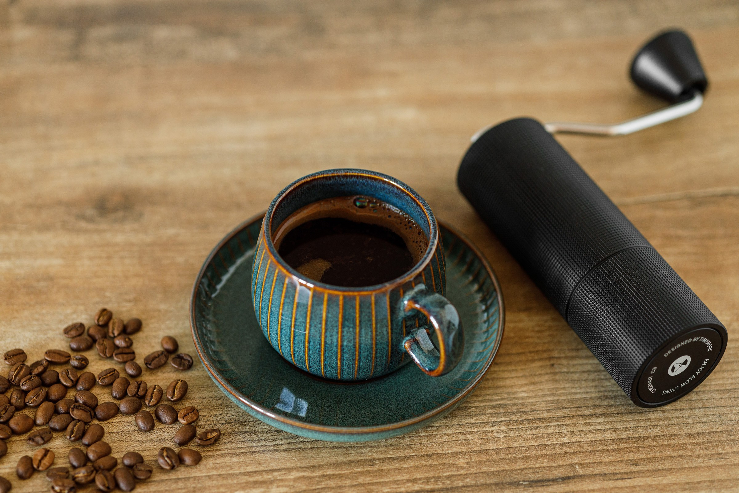 чашка кофе зерна и учная кофемолка Timemore chestnut C3