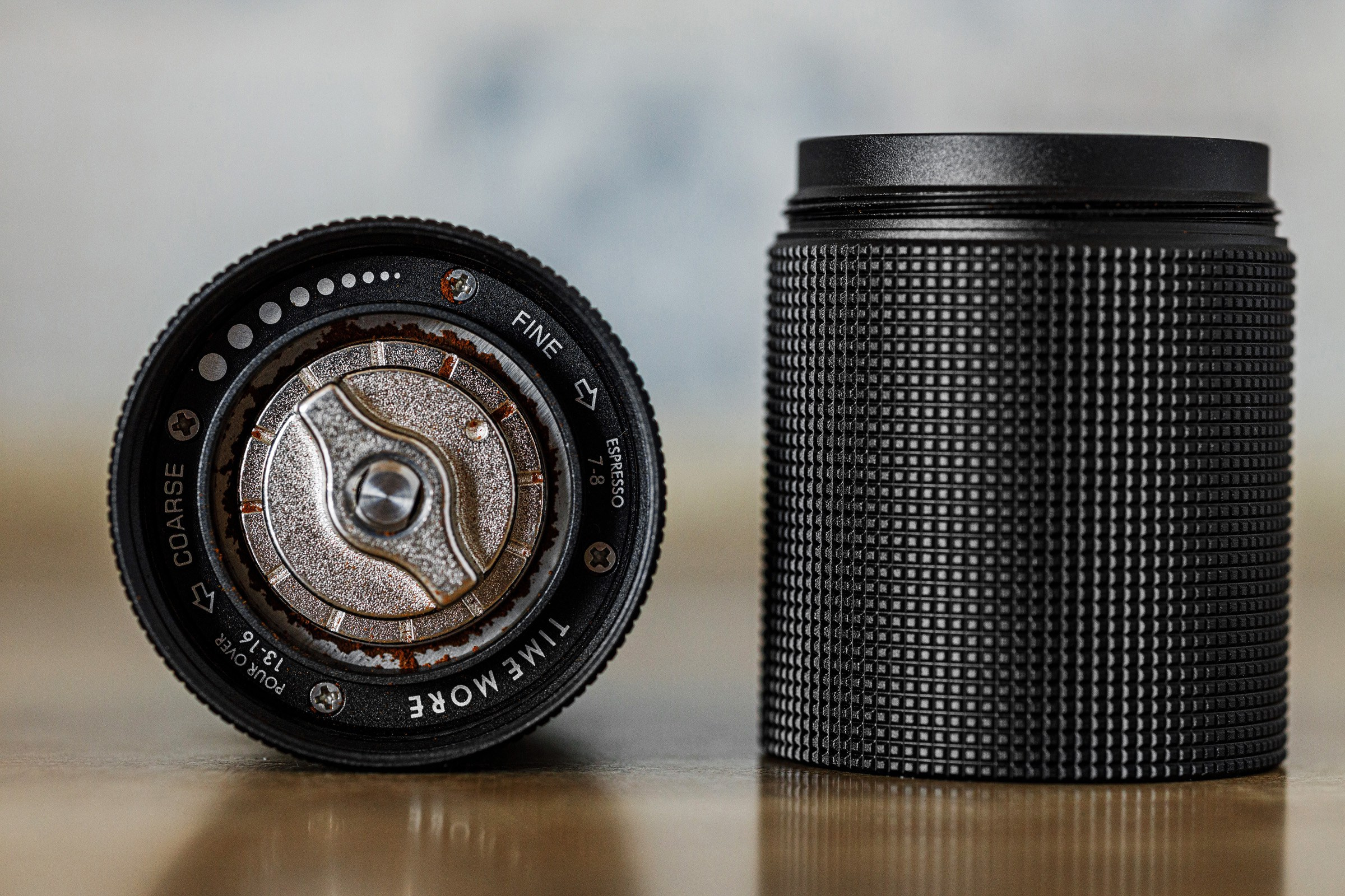 Ручная кофемолка Timemore chestnut C3. Предметная съемка. Фотосъёмка блюд и напитков в Москве и Московской области. Фотограф Павел Коротков