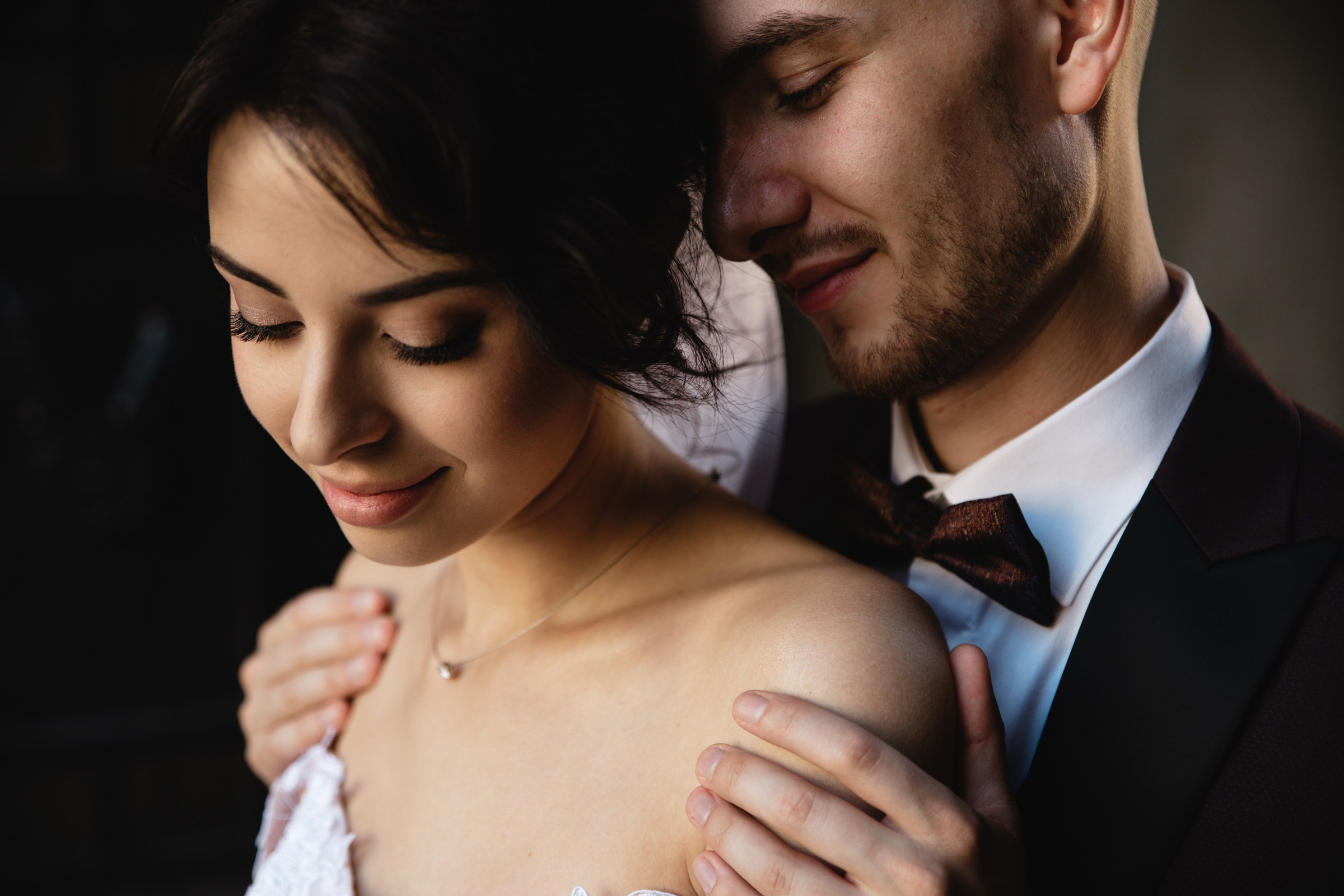 Невеста и жених на прогулке с профессиональным фотографом