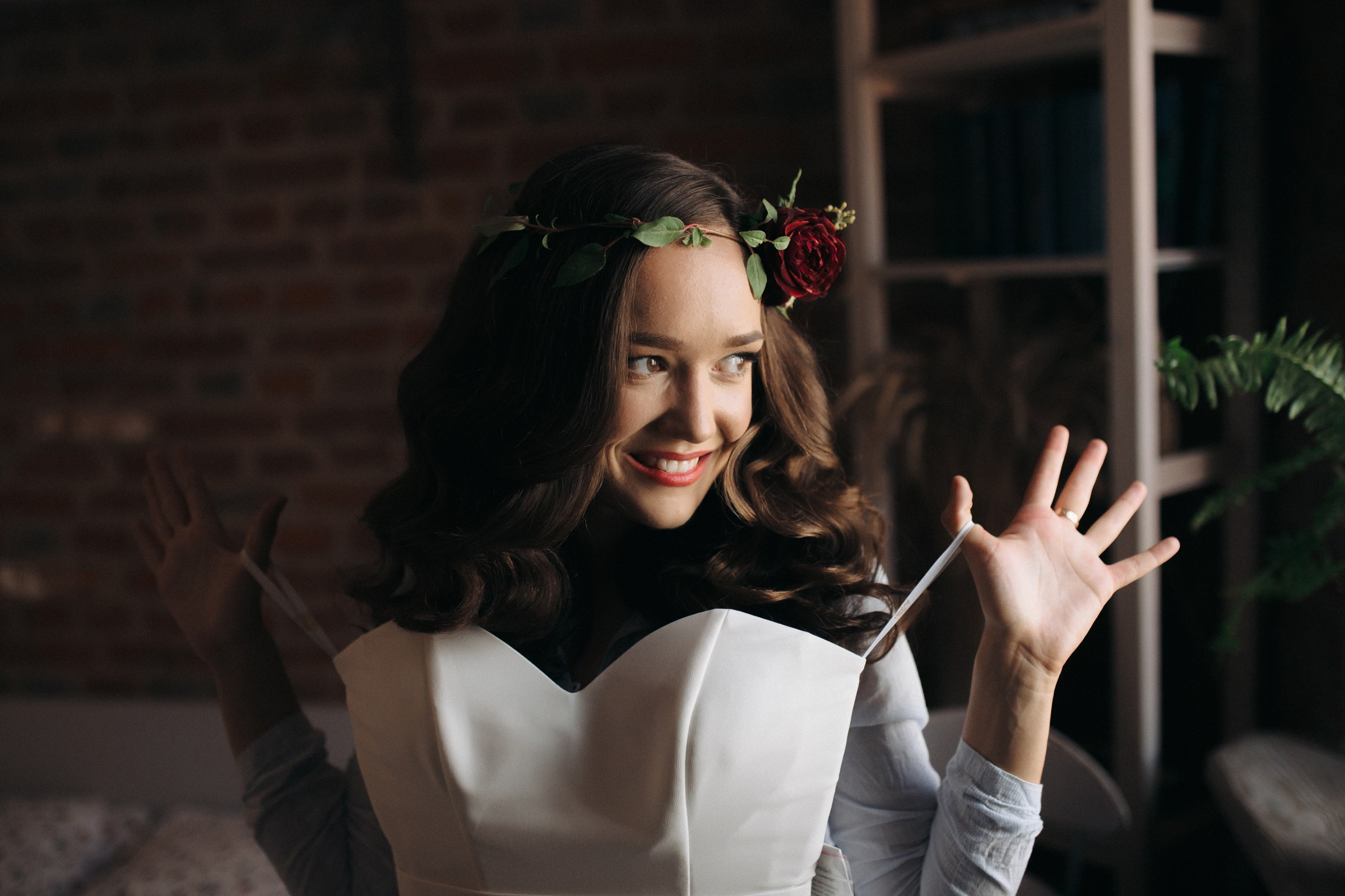 Идея для фотосессии в Минске в непогоду — уютное кафе для свадебной пары