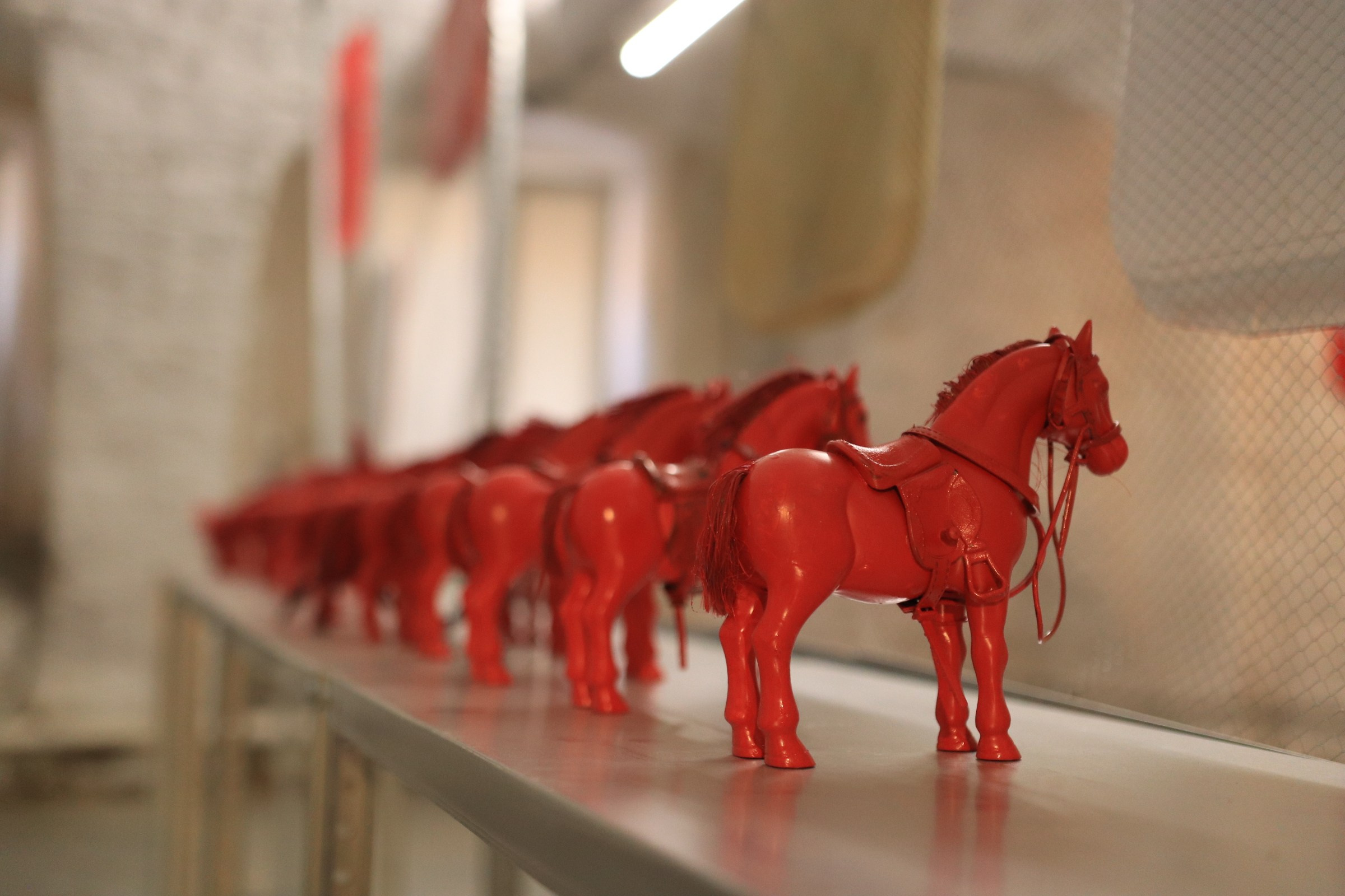 Современное искусство, поднос, рельеф, красный конь, хоббихорсинг