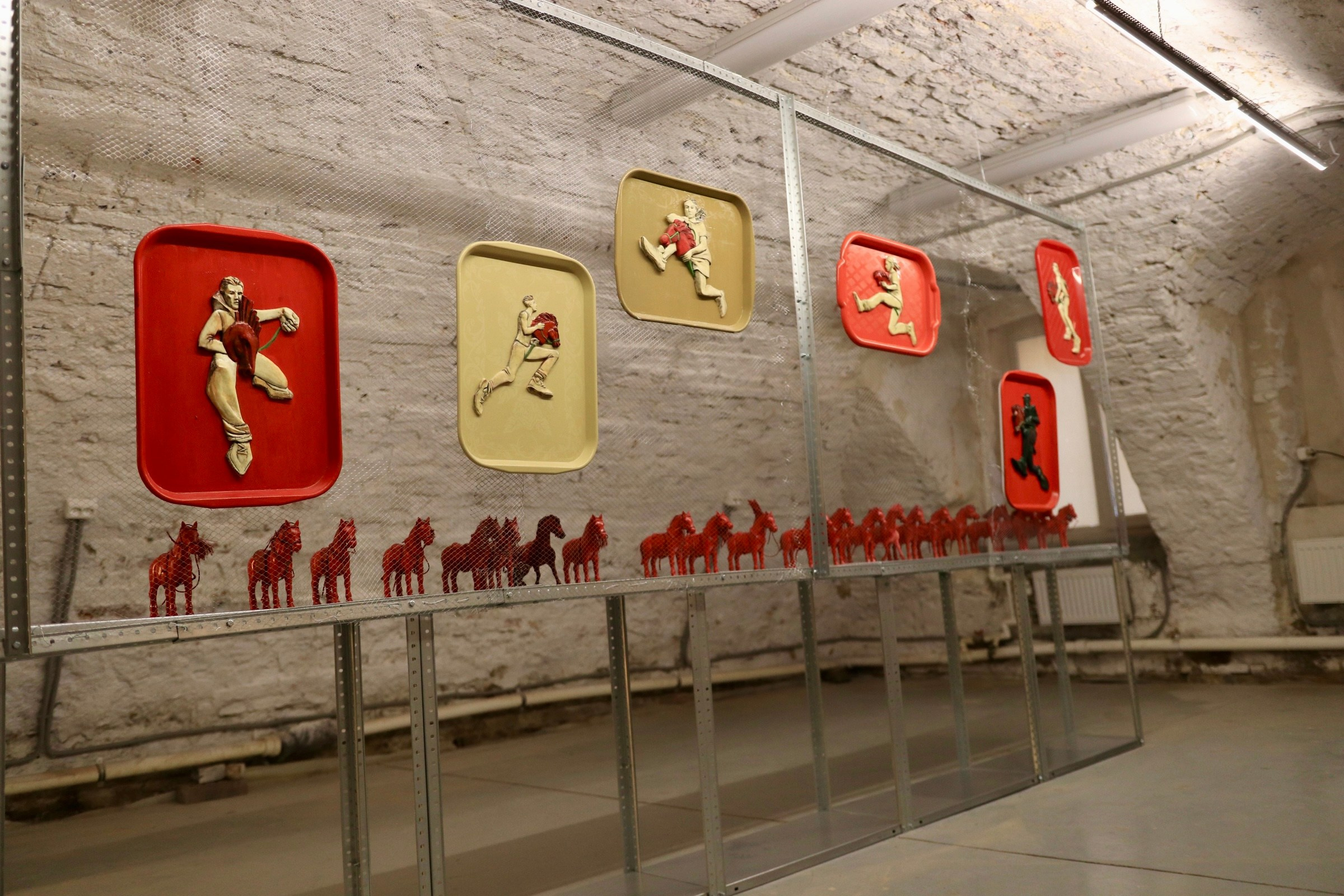 Современное искусство, поднос, рельеф, красный конь, хоббихорсинг