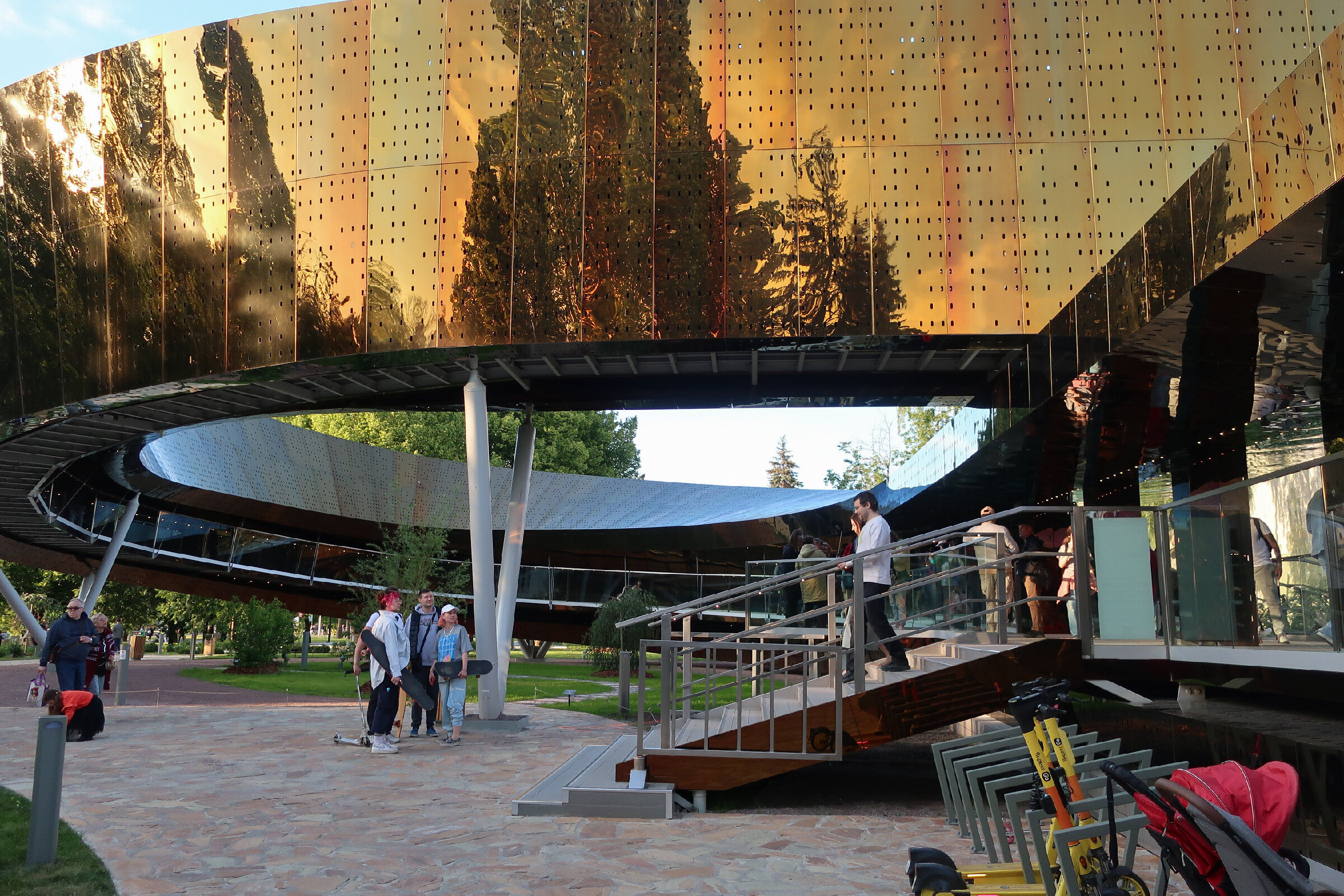 Лента Мёбиуса на ВДНХ — новый бесплатный аттракцион. Проект «Фотокладовка»: блог уличной фотографии в формате street photo